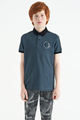 <tc>T-shirt pour garçon à col polo, coupe standard, avec détails d'imprimé - 11166</tc>