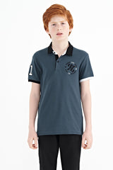 <tc>T-shirt pour garçon à col polo, coupe standard, avec détails de broderie aux manches et sur la poitrine - 11086</tc>