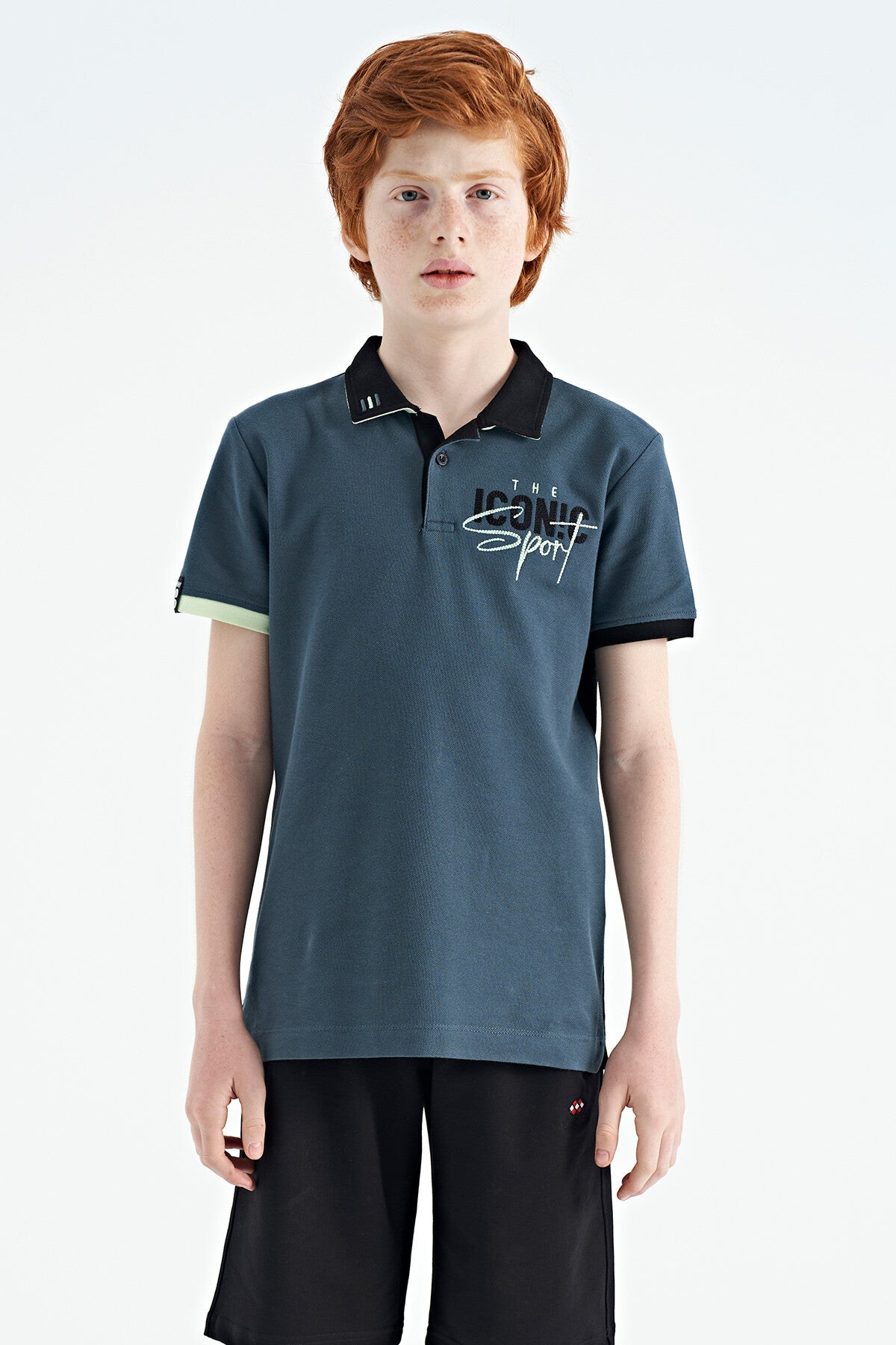 <tc>T-shirt pour garçon à col polo, coupe standard, avec détails de broderie au col et sur la poitrine - 11139</tc>