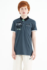 <tc>T-shirt pour garçon à col polo, coupe standard, avec broderie de texte - 11085</tc>