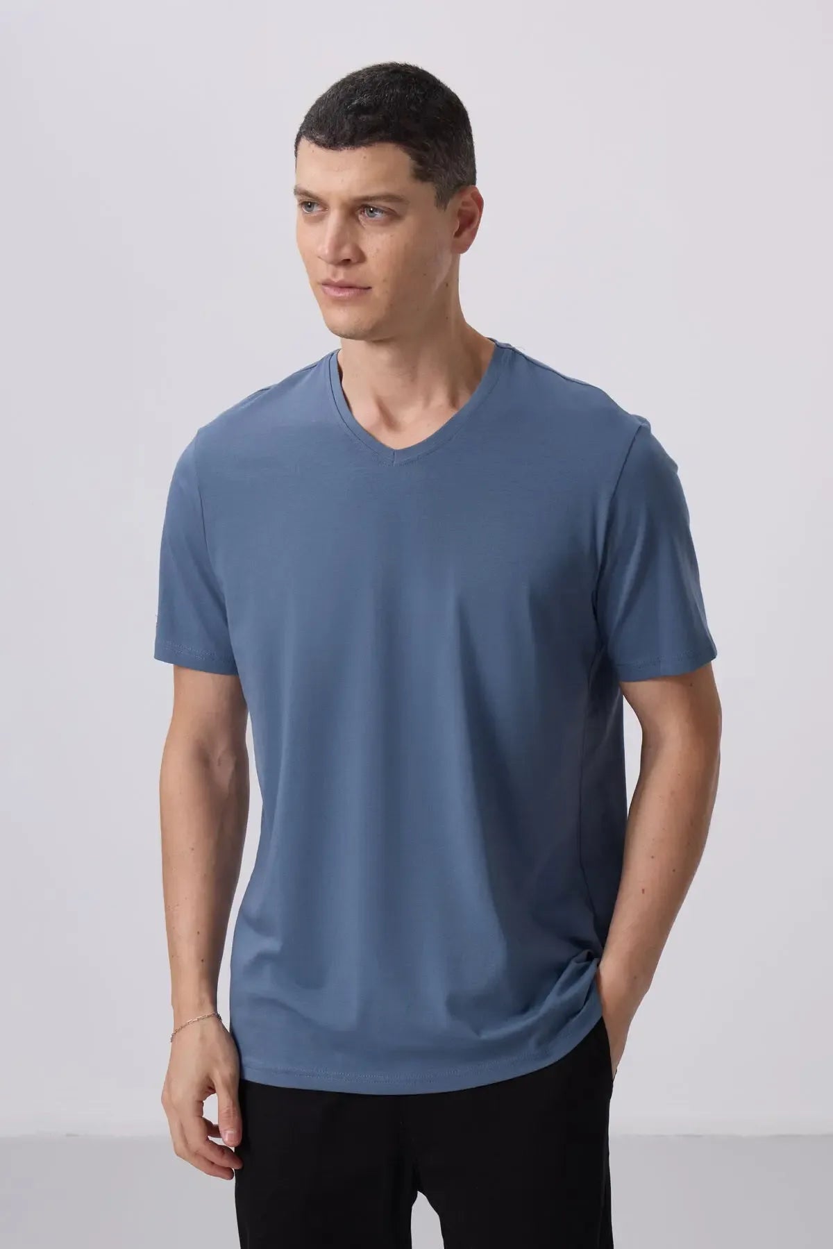 T-shirt homme basique col V manches courtes coupe standard- 87912 - Justyol