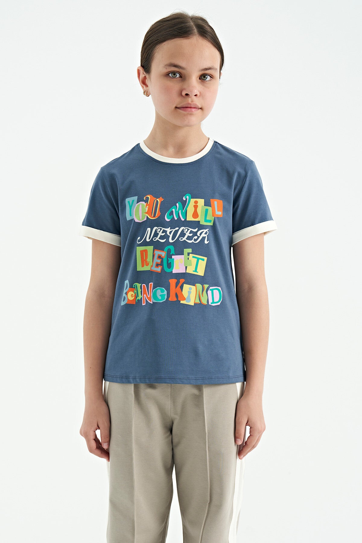 <tc>T-shirt pour fille avec col rond, détails de texte coloré, coupe confortable - 75109</tc>