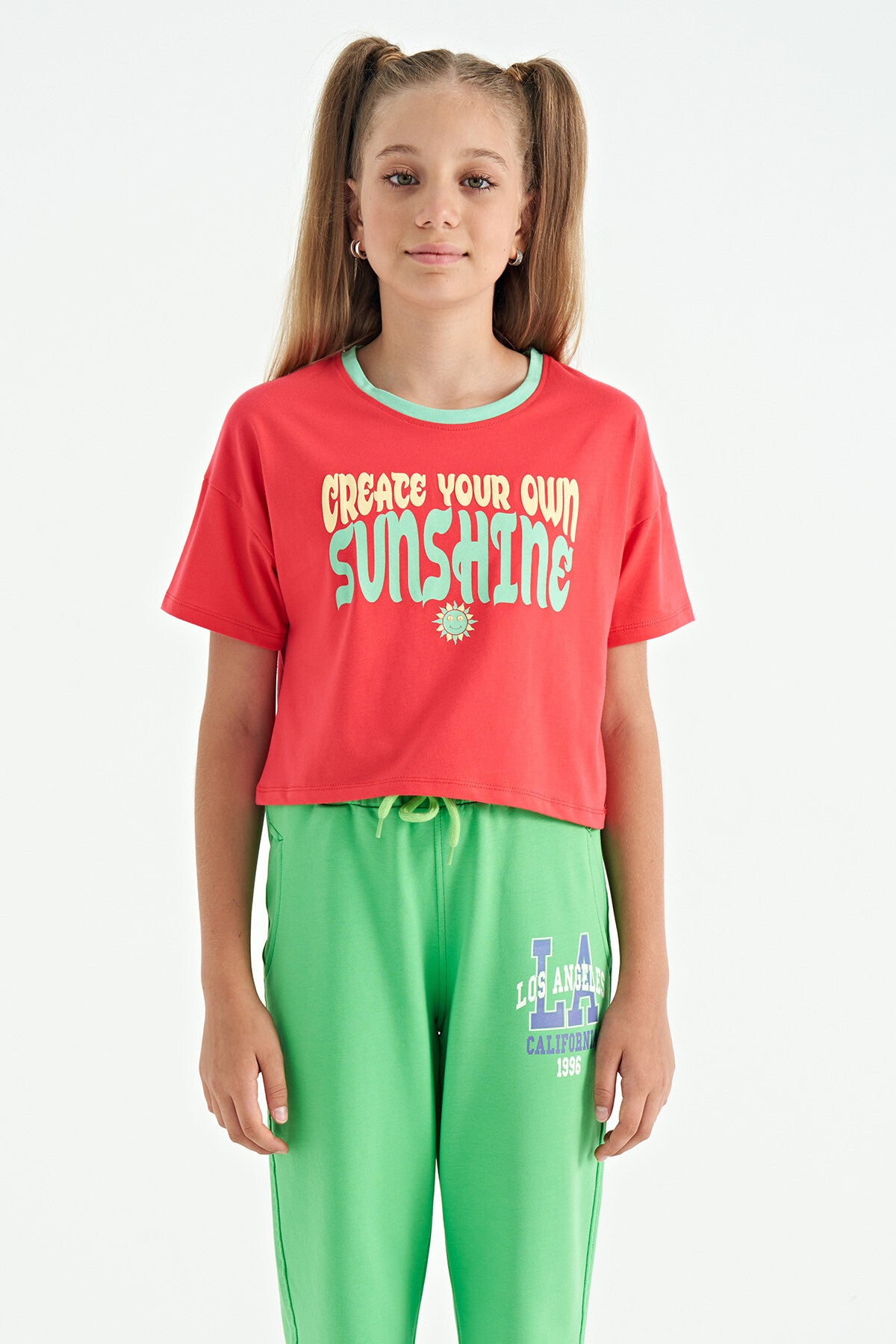 <tc>T-shirt fille oversize à col rond avec imprimé textuel coloré, manches courtes - 75111</tc>