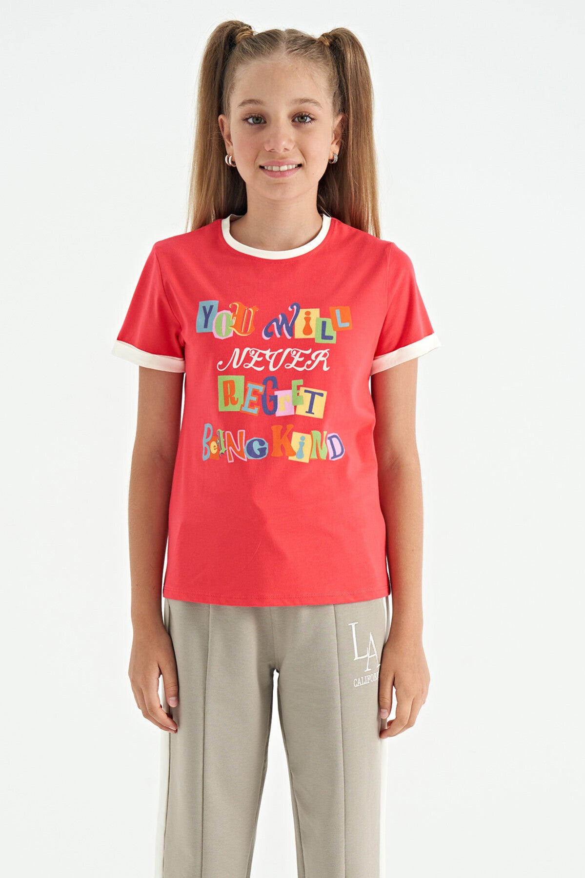 <tc>T-shirt pour fille avec col rond, détails de texte coloré, coupe confortable - 75109</tc>