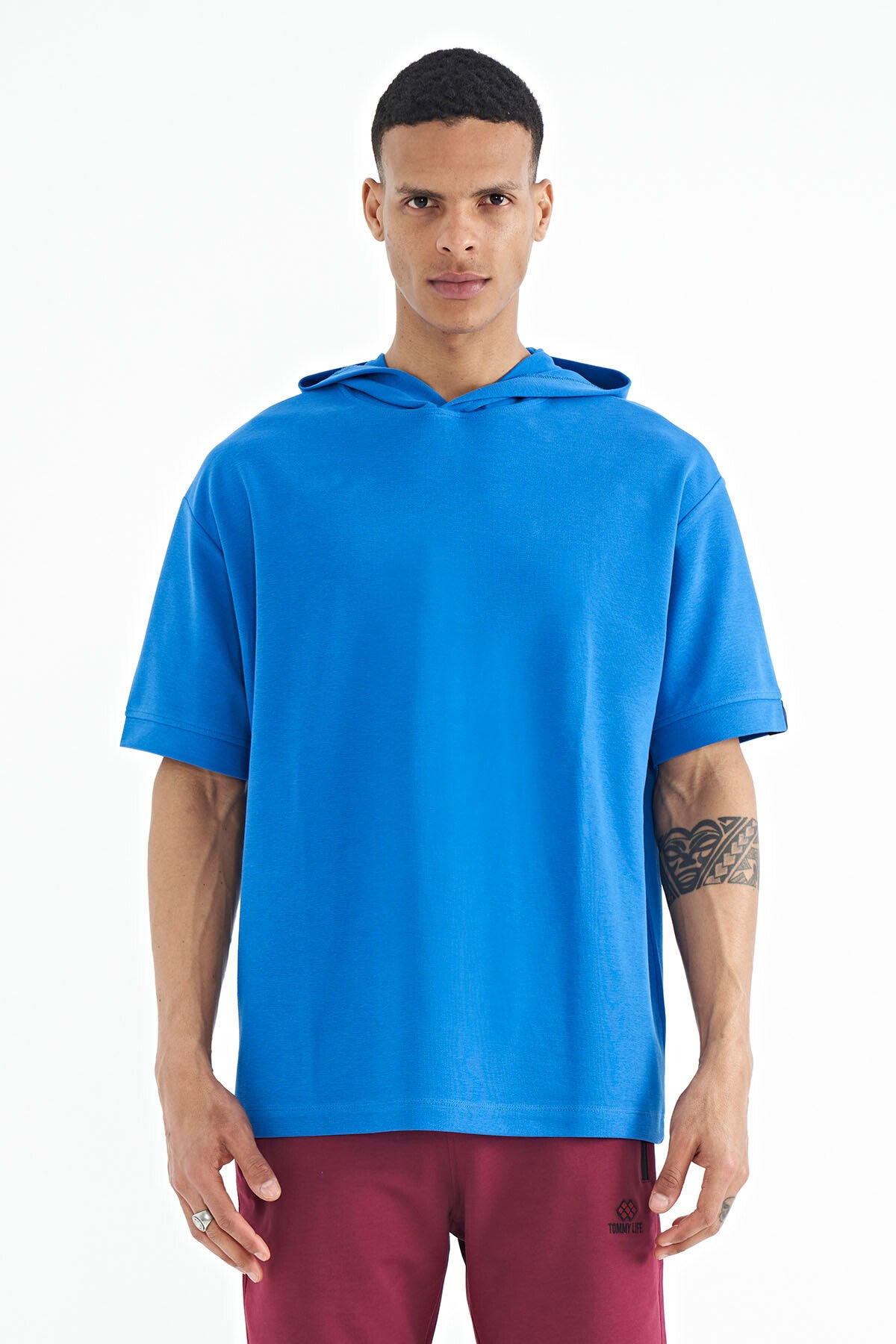 <tc>T-shirt oversize pour homme avec capuche, détails d'étiquettes sur les manches - 88179</tc>