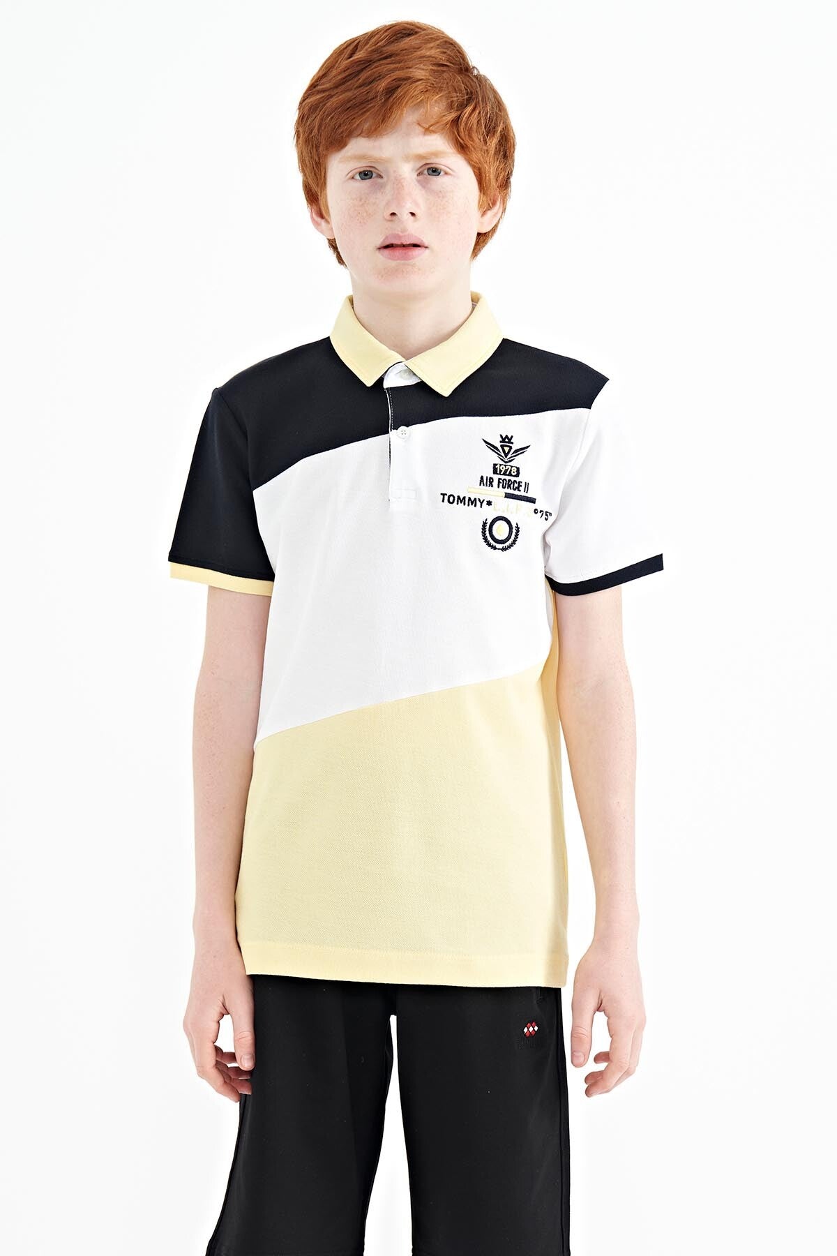 <tc>T-shirt pour garçon à col polo, coupe standard, avec détails de broderie et blocs de couleur - 11088</tc>