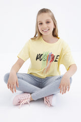 <tc>T-shirt crop fille à col rond, oversize avec imprimé texte coloré et épaules basses - 75036</tc>