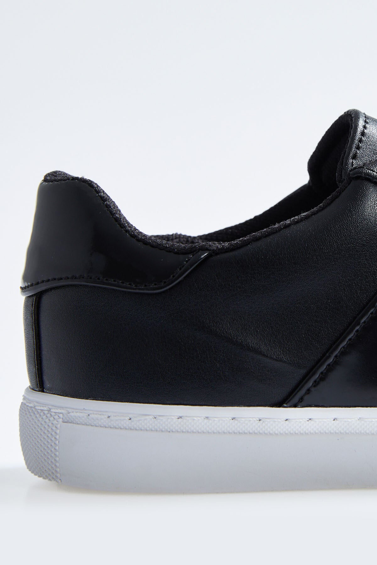 beyaz - siyah bağcikli şerit detayli suni deri kadin spor ayakkabi - 89202 - Justyol