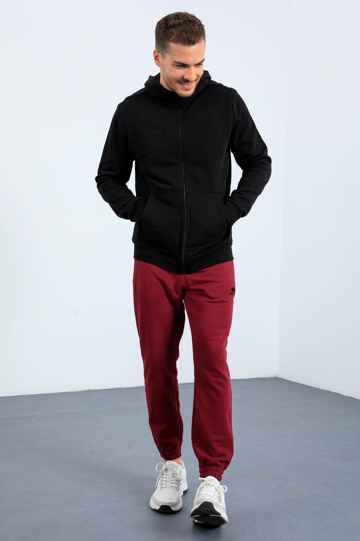 <tc>Sweatshirt homme à capuche, coupe décontractée avec fermeture éclair et détails brodés - 88035</tc>