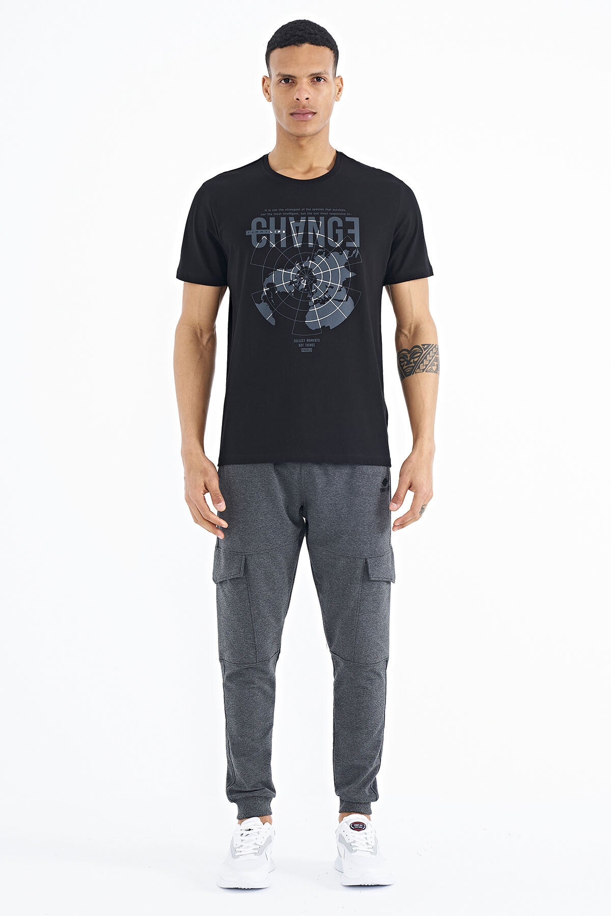 <tc>T-shirt pour homme à col rond, coupe standard, avec détails d'imprimé - 88214</tc>