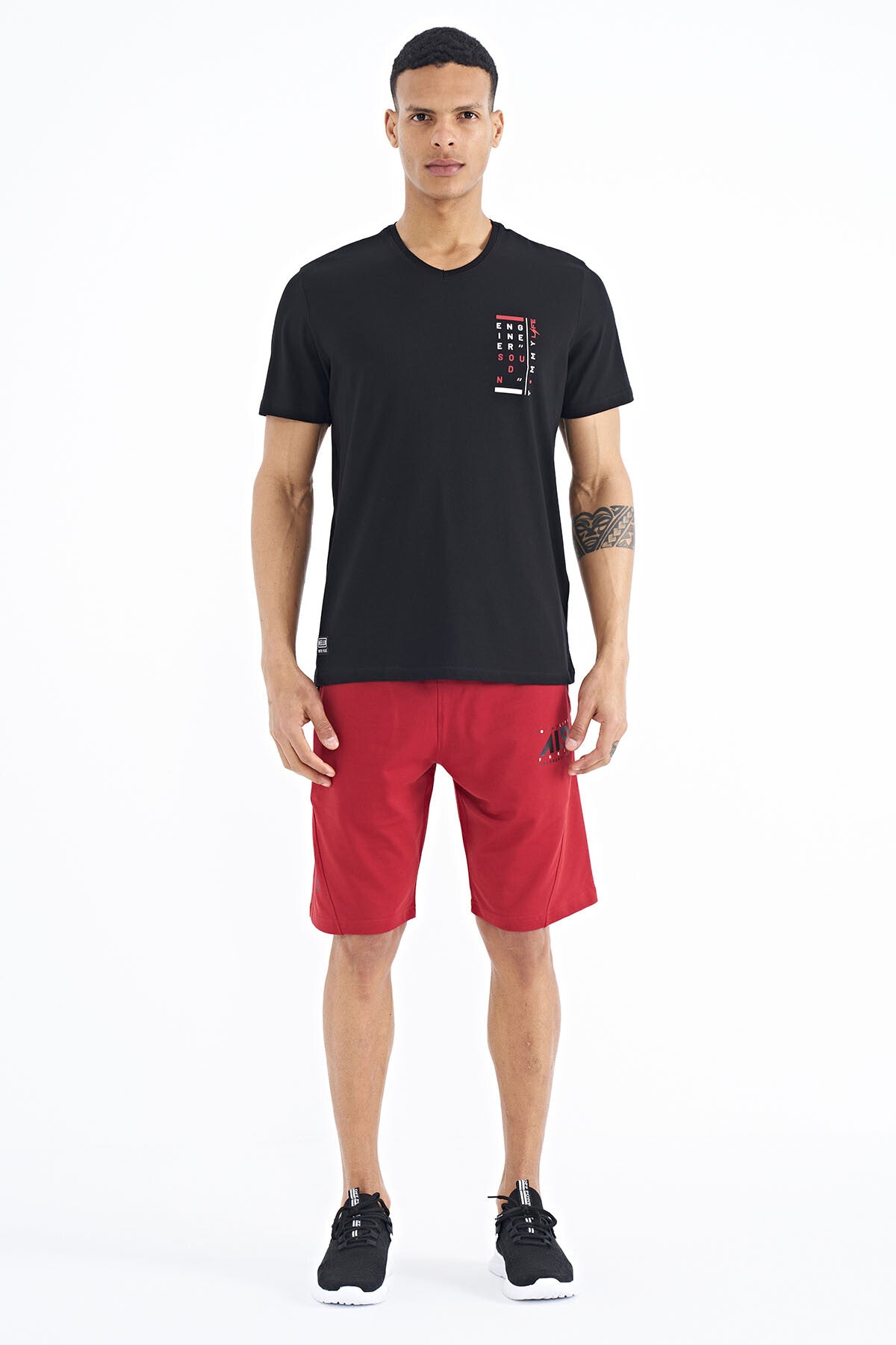 <tc>T-shirt pour homme à col en V, coupe standard, avec détails d'imprimé - 88186</tc>