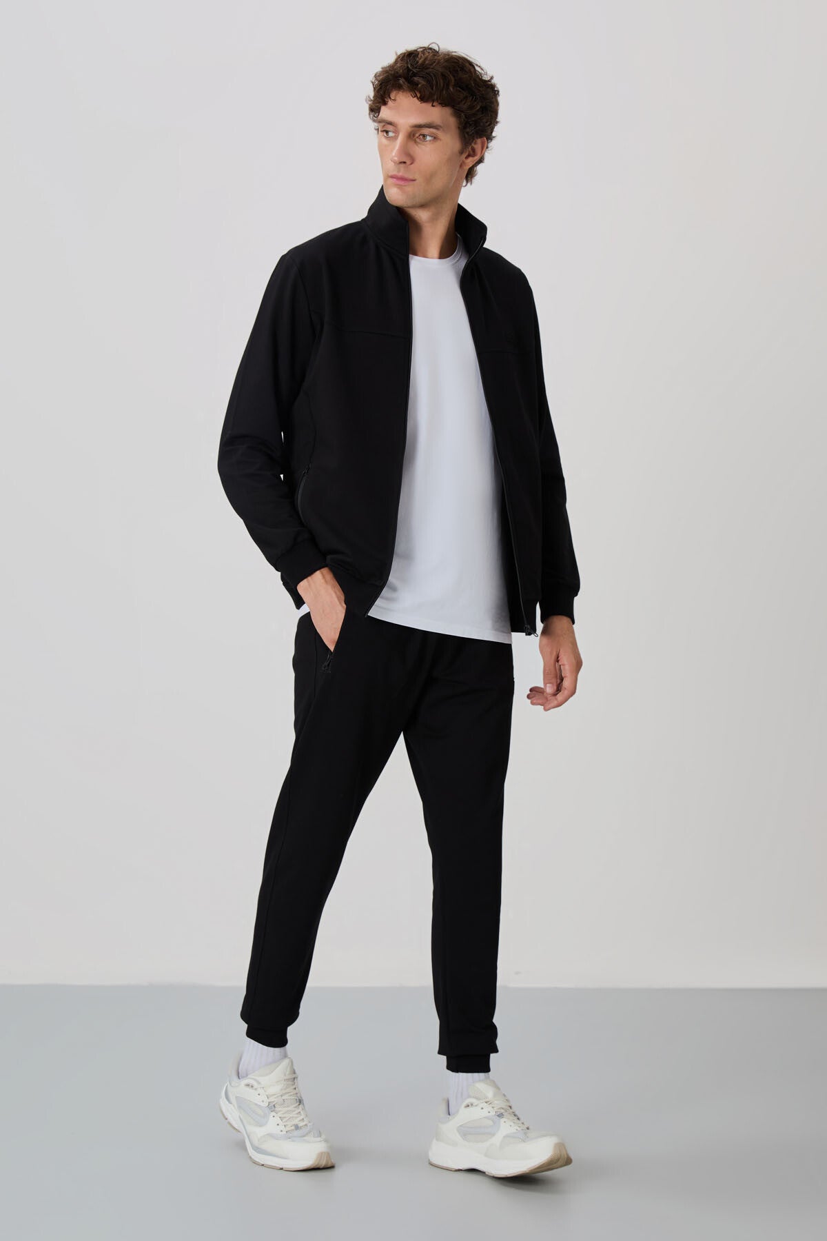 <tc>Ensemble de survêtement jogger noir Anton - 85178</tc>