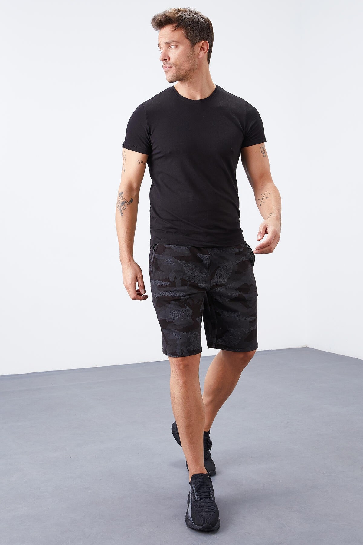 <tc>Short homme coupe standard avec poches et motif camouflage - 81126</tc>