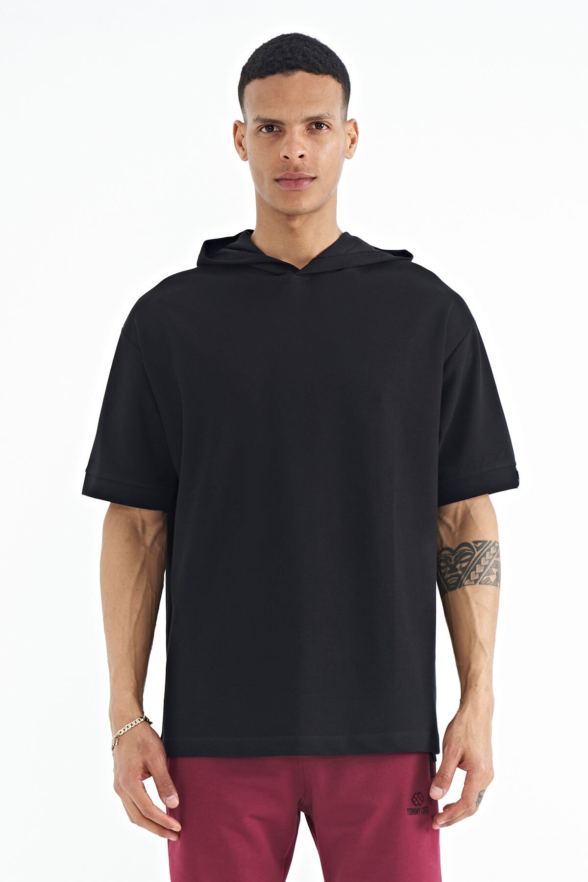 <tc>T-shirt oversize pour homme avec capuche, détails d'étiquettes sur les manches - 88179</tc>