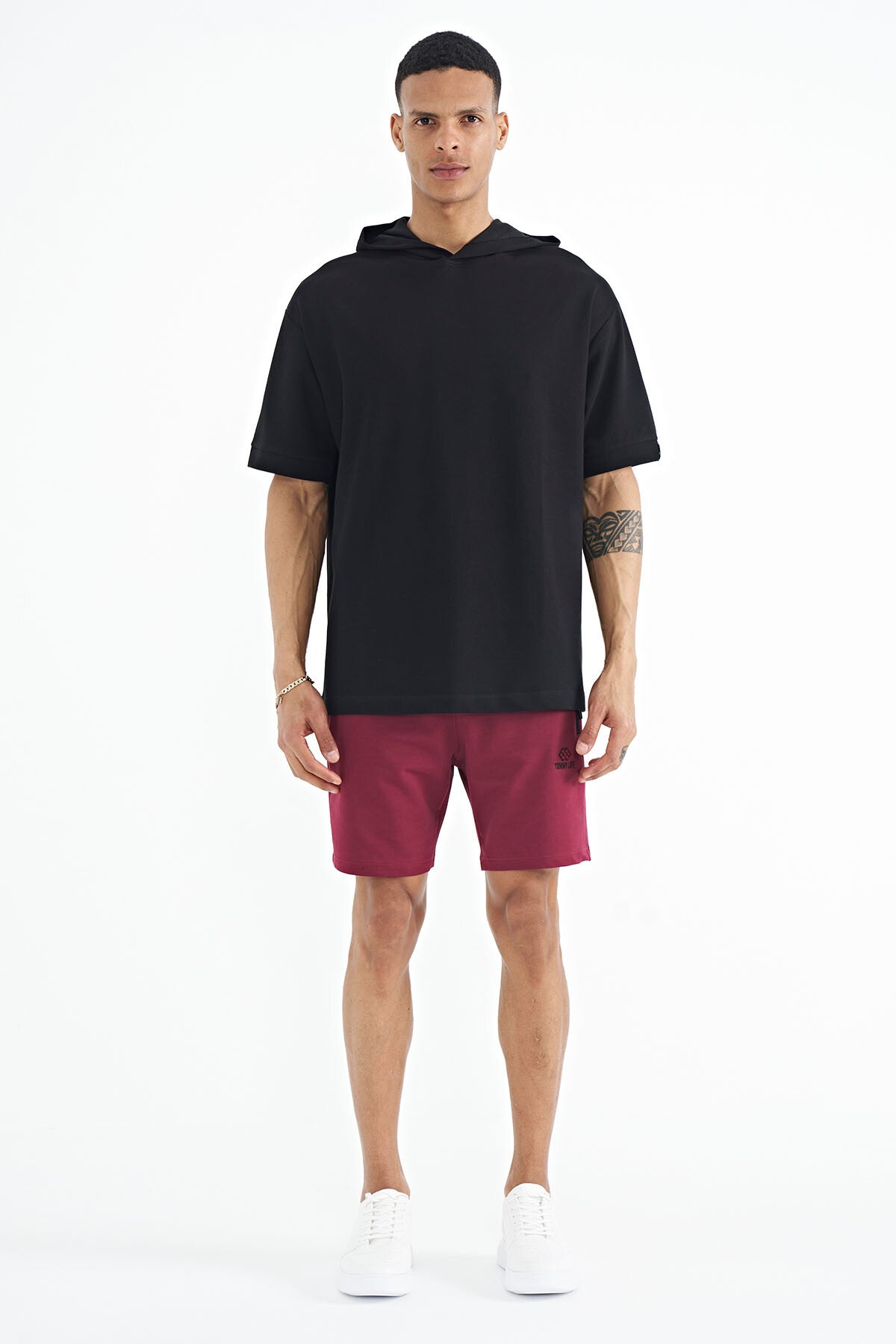 <tc>T-shirt oversize pour homme avec capuche, détails d'étiquettes sur les manches - 88179</tc>