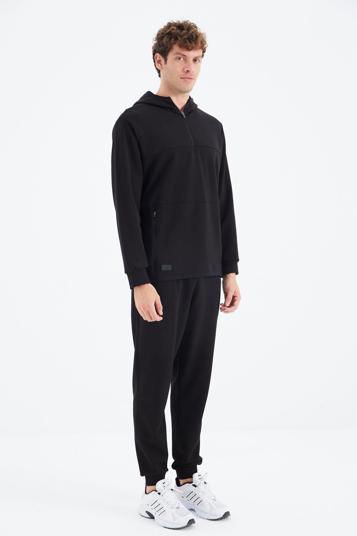 ensemble de survêtement pour homme avec capuche noire, demi-fermeture éclair et détails de poche - 85222