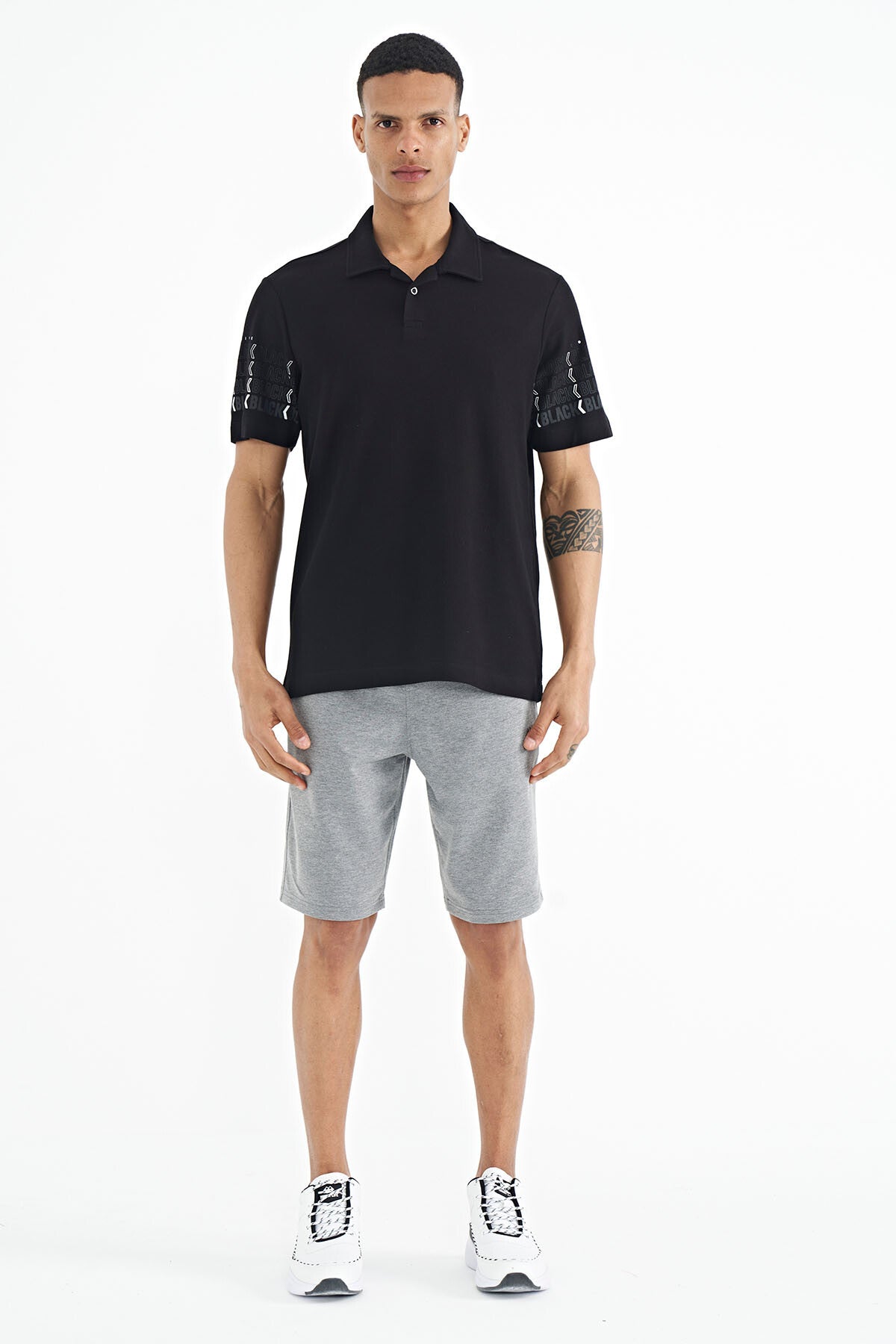 <tc>T-shirt pour homme à col polo, coupe standard, avec détails d'impression sur les manches - 88240</tc>