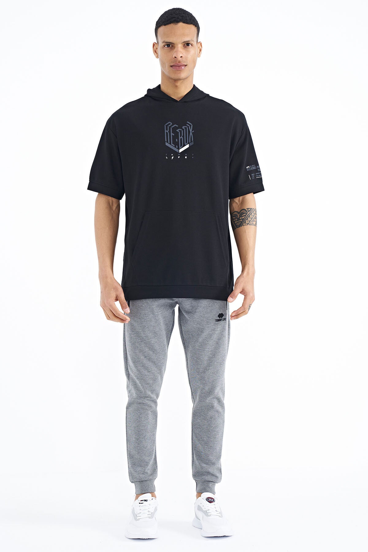 <tc>T-shirt oversize pour homme avec capuche, imprimé sur les manches et sur le devant - 88194</tc>