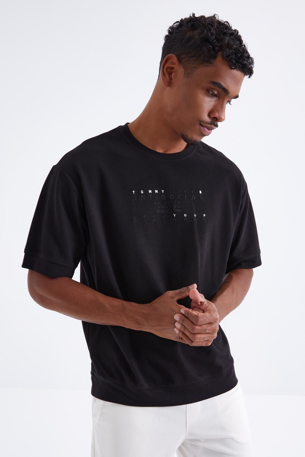 t-shirt oversize pour homme à col rond avec broderie de petit texte - 88103