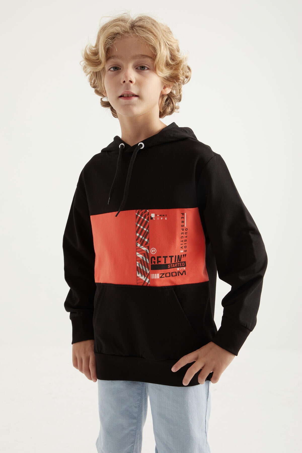 <tc>Sweatshirt garçon à capuche avec poche kangourou et broderie, coupe standard - 11010</tc>