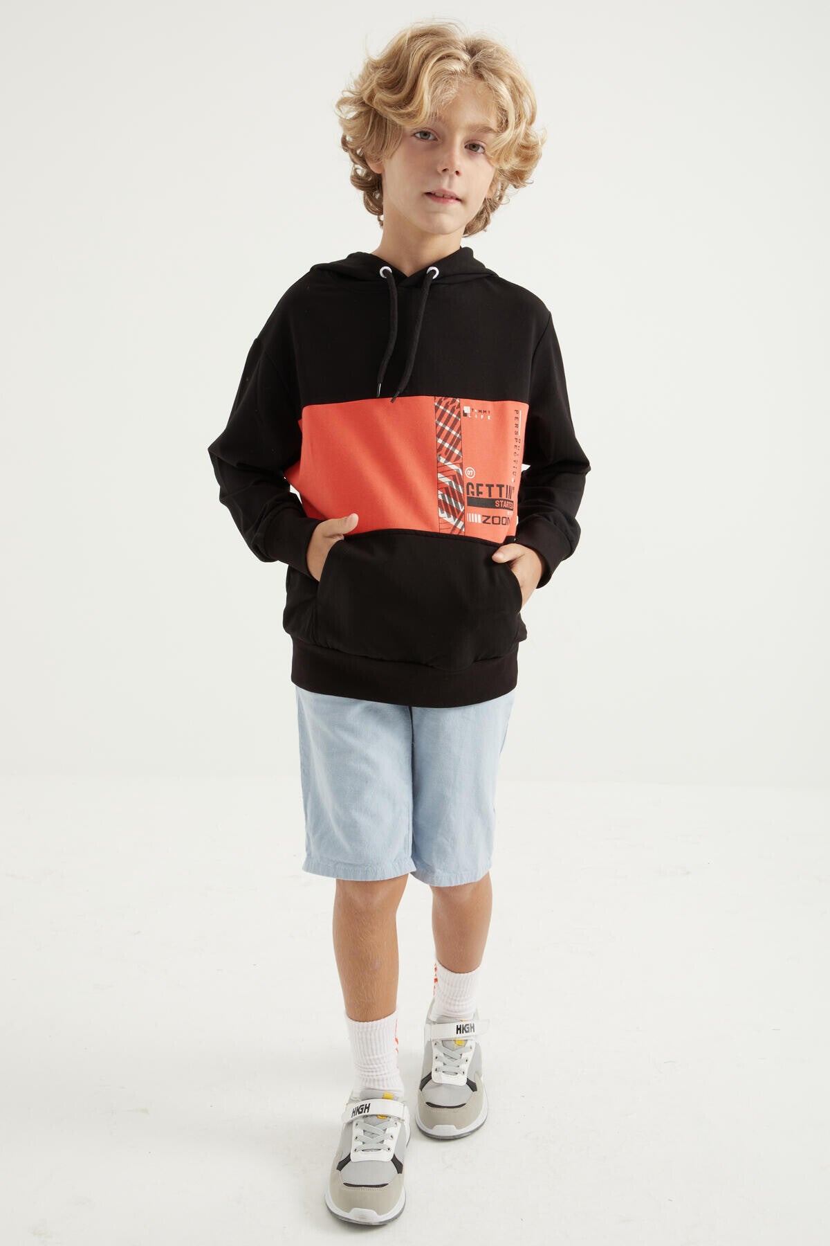 <tc>Sweatshirt garçon à capuche avec poche kangourou et broderie, coupe standard - 11010</tc>