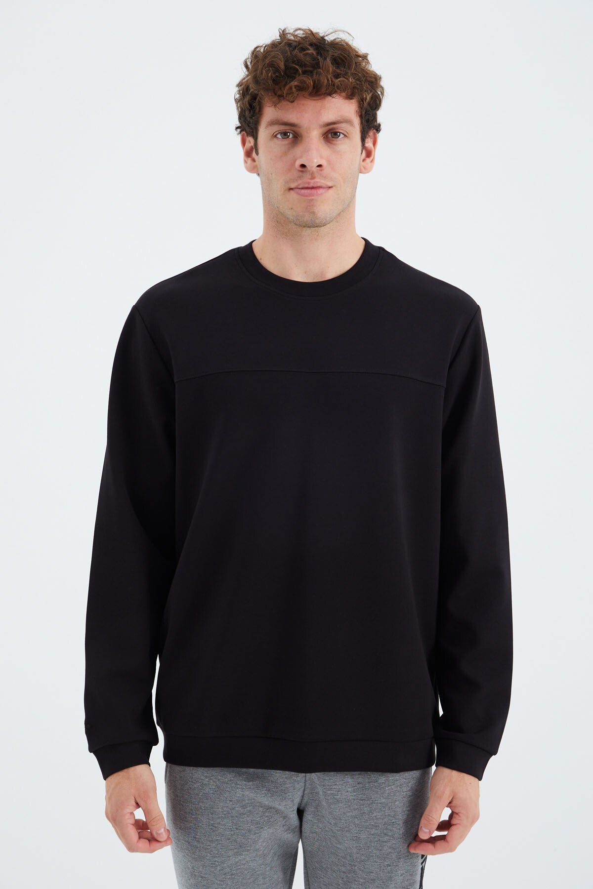 <tc>Sweatshirt homme col rond avec détails de couture sur le devant, coupe basique et décontractée - 88270</tc>