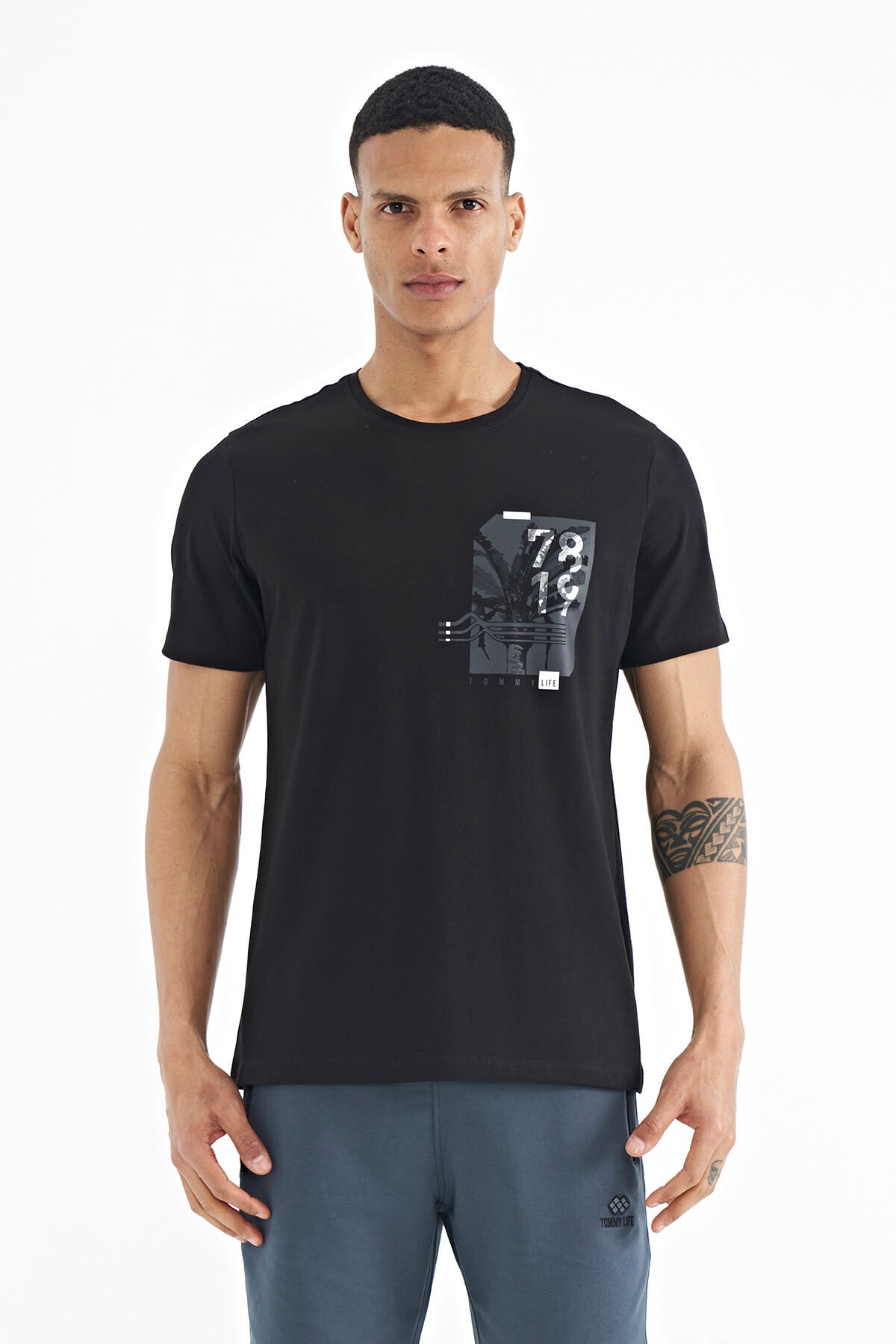 <tc>T-shirt pour homme à coupe standard, avec imprimé devant et derrière - 88233</tc>