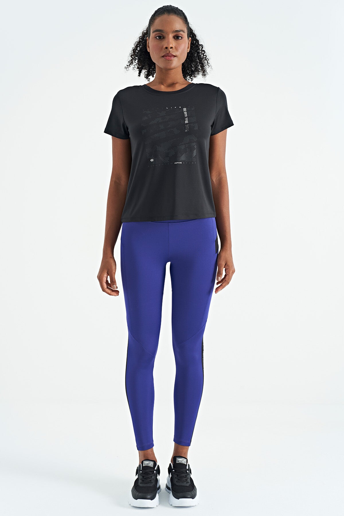 <tc>T-shirt de sport pour femme à manches courtes, coupe standard, avec imprimé sur le devant et décolleté en V au dos - 97264</tc>