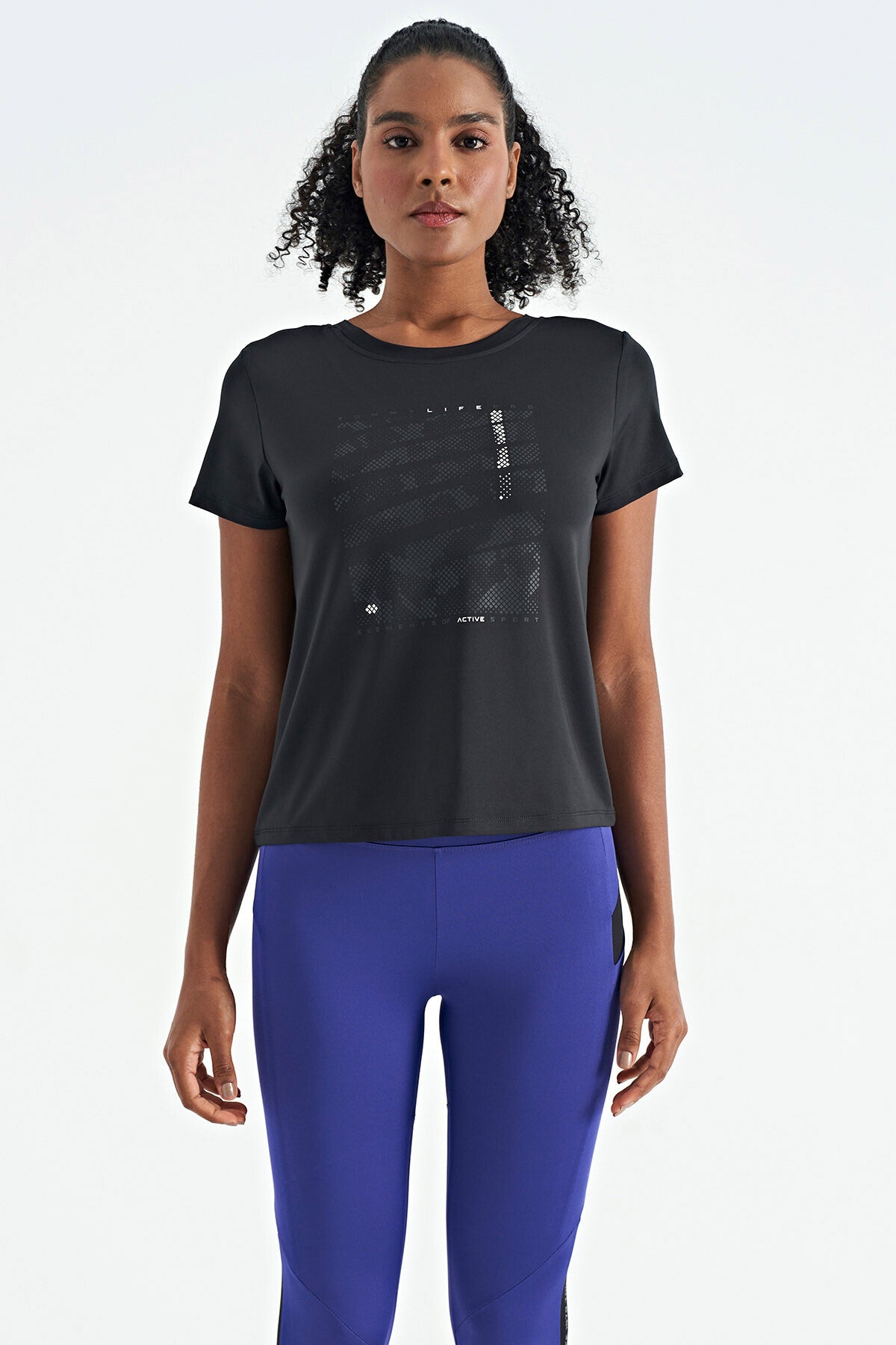 <tc>T-shirt de sport pour femme à manches courtes, coupe standard, avec imprimé sur le devant et décolleté en V au dos - 97264</tc>