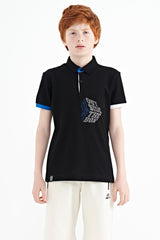 <tc>T-shirt pour garçon à col polo, coupe standard, avec imprimé et détails de poche avant - 11102</tc>