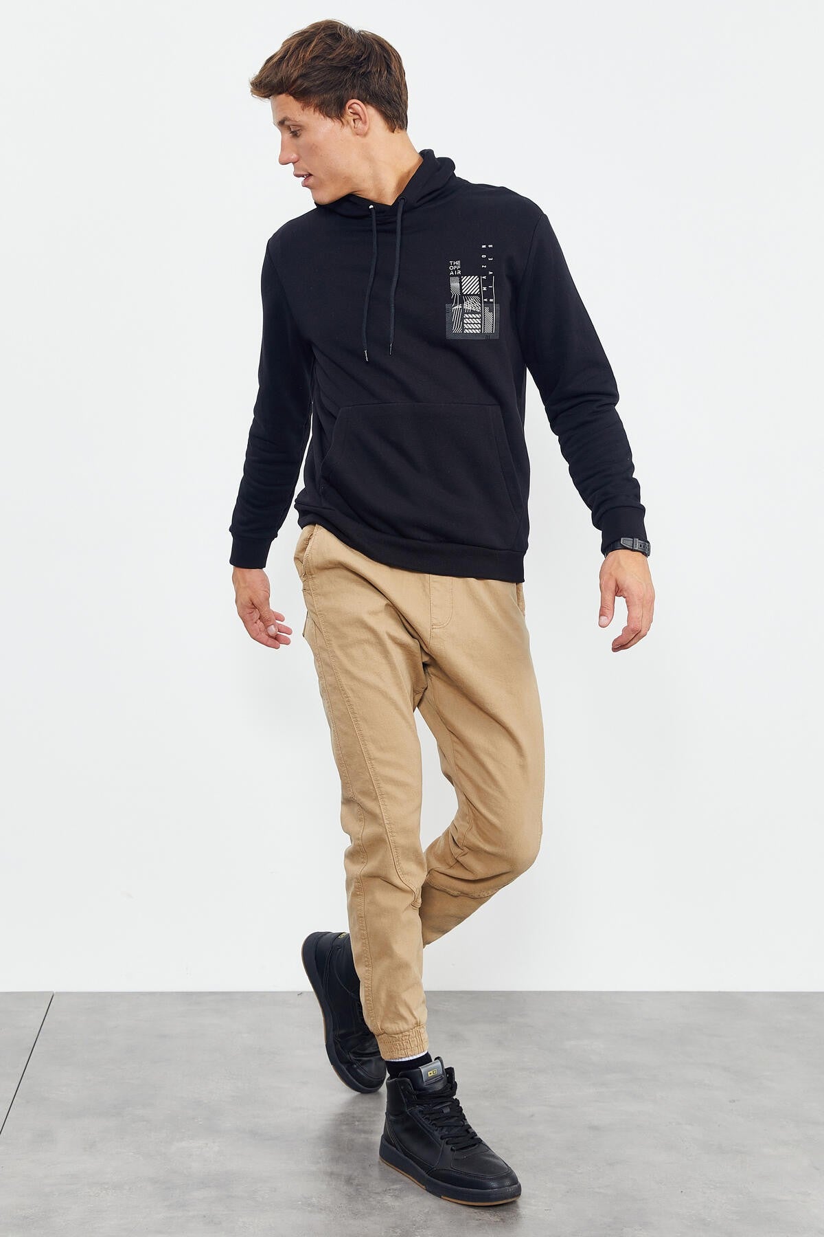 <tc>Sweatshirt homme à capuche avec impressions à l'avant et à l'arrière, coupe décontractée - 88017</tc>