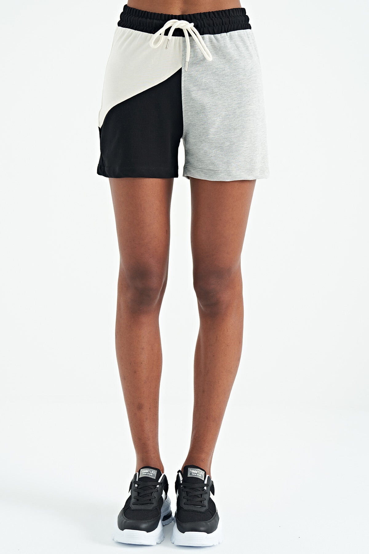 <tc>Short femme court avec blocs de couleur, coupe standard - 02155</tc>