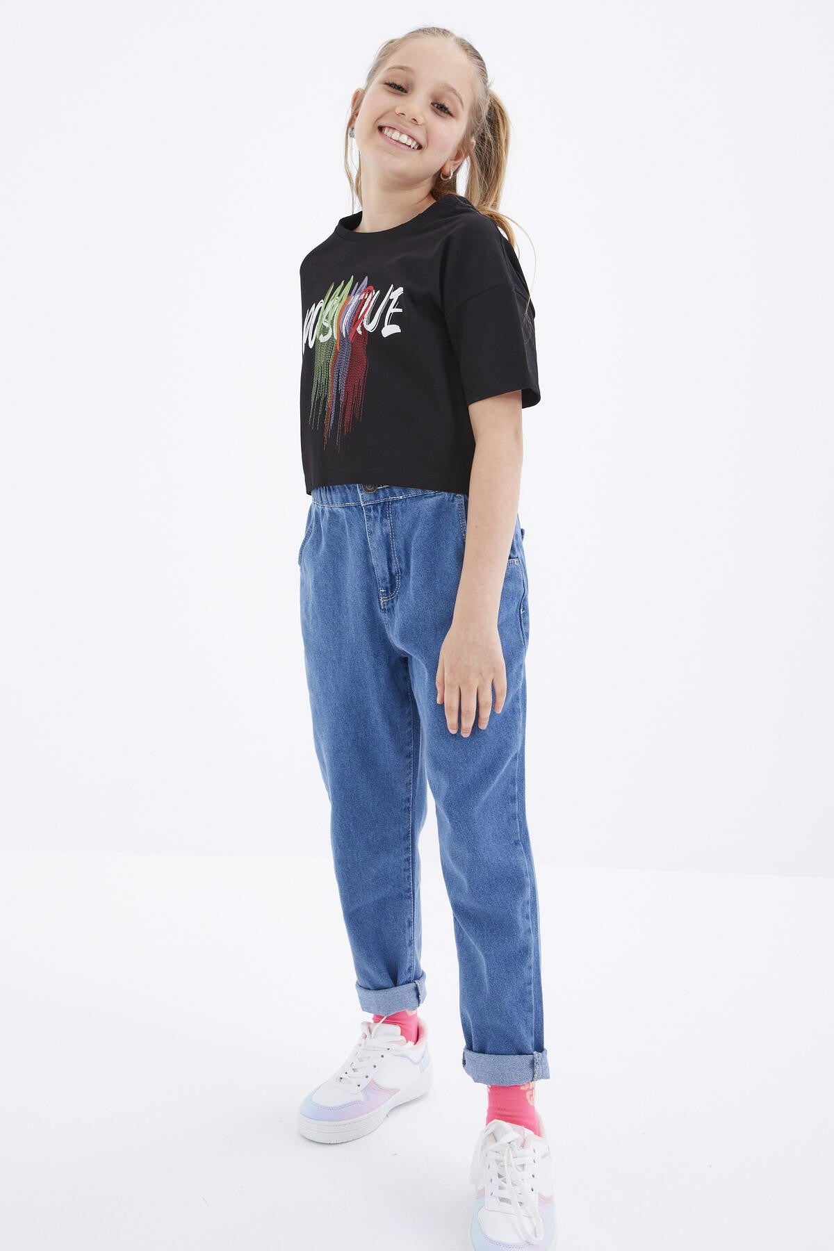 <tc>T-shirt crop fille à col rond, oversize avec imprimé texte coloré et épaules basses - 75036</tc>