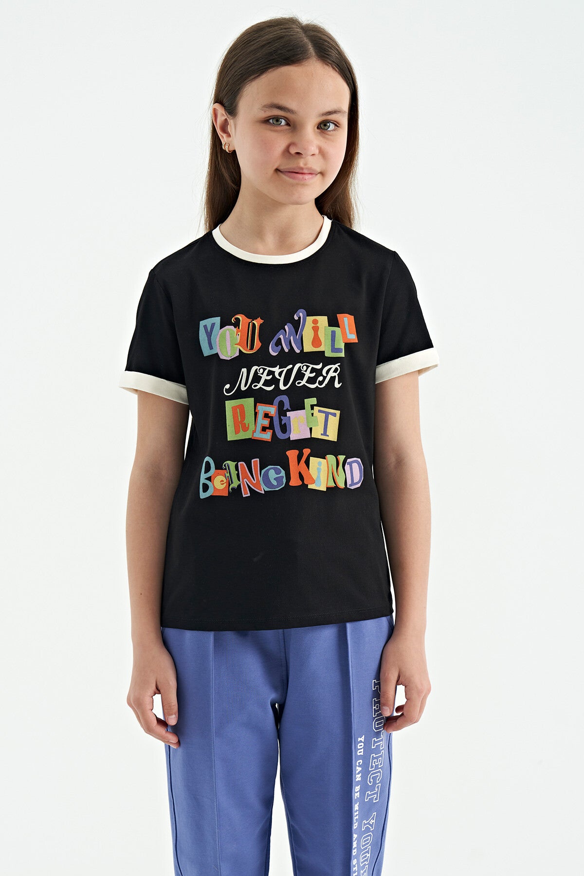 <tc>T-shirt pour fille avec col rond, détails de texte coloré, coupe confortable - 75109</tc>