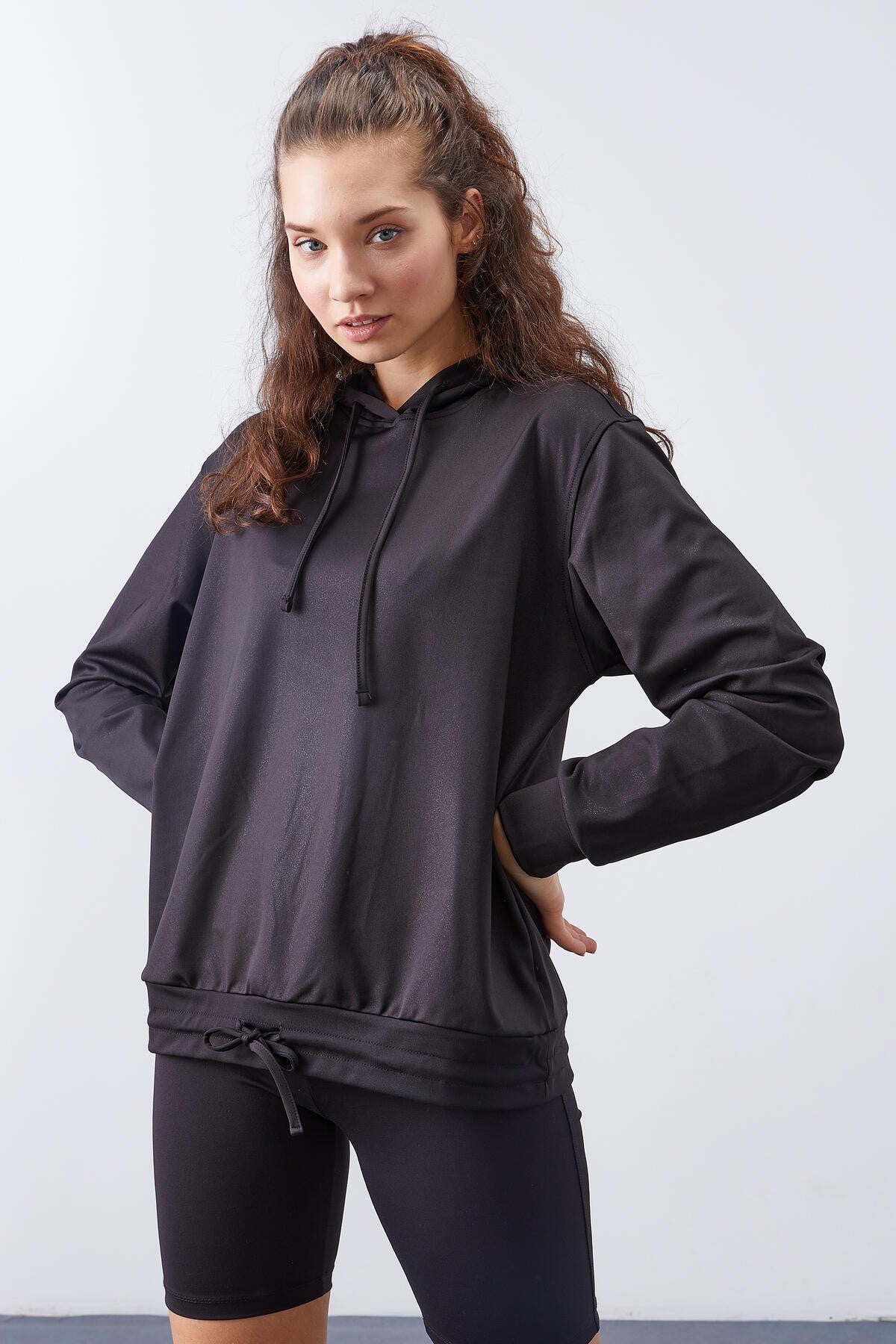 <tc>Sweatshirt pour femme à capuche, avec détails de cordon froncé et finition pailletée, coupe confortable - 97124.</tc>