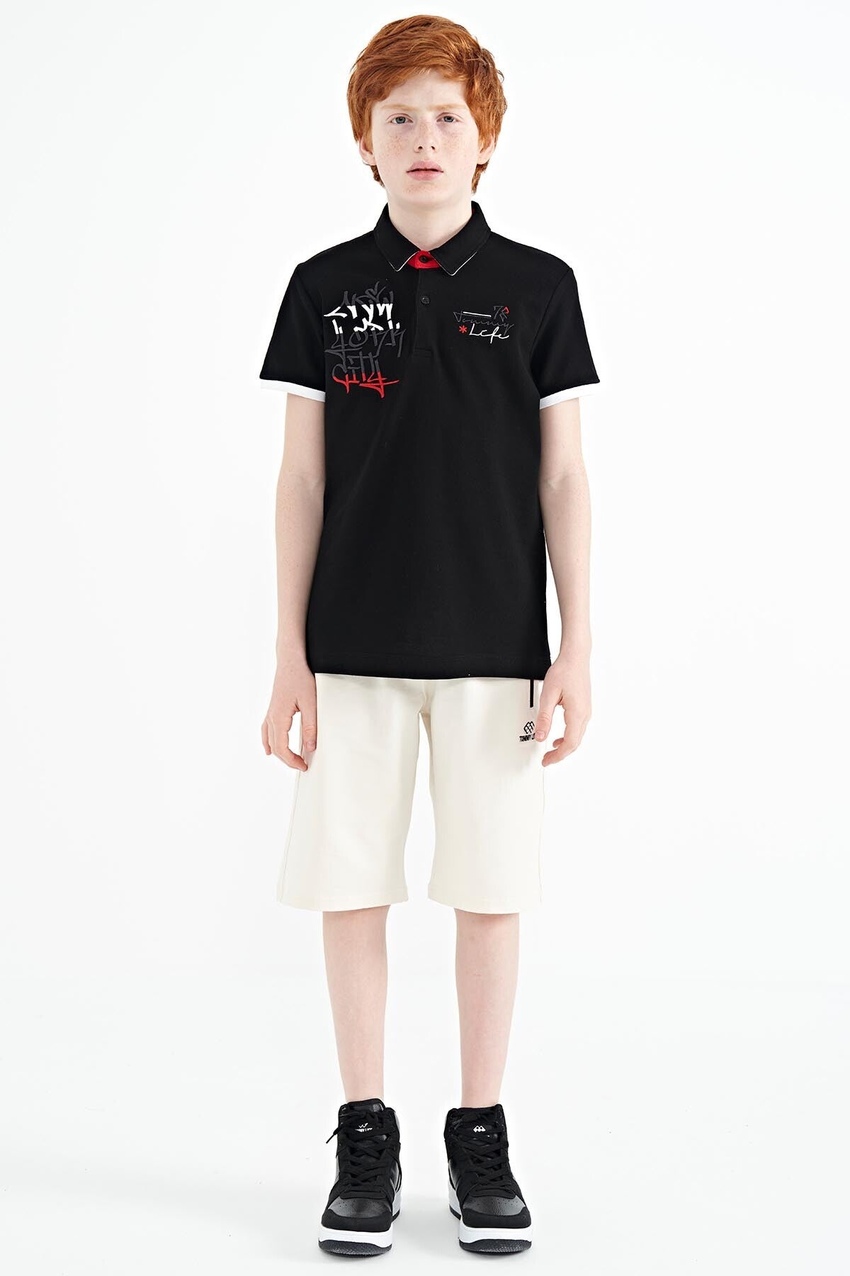 <tc>T-shirt pour garçon à col polo, coupe standard, avec broderie de texte - 11085</tc>