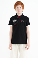 <tc>T-shirt pour garçon à col polo, coupe standard, avec broderie de texte - 11085</tc>