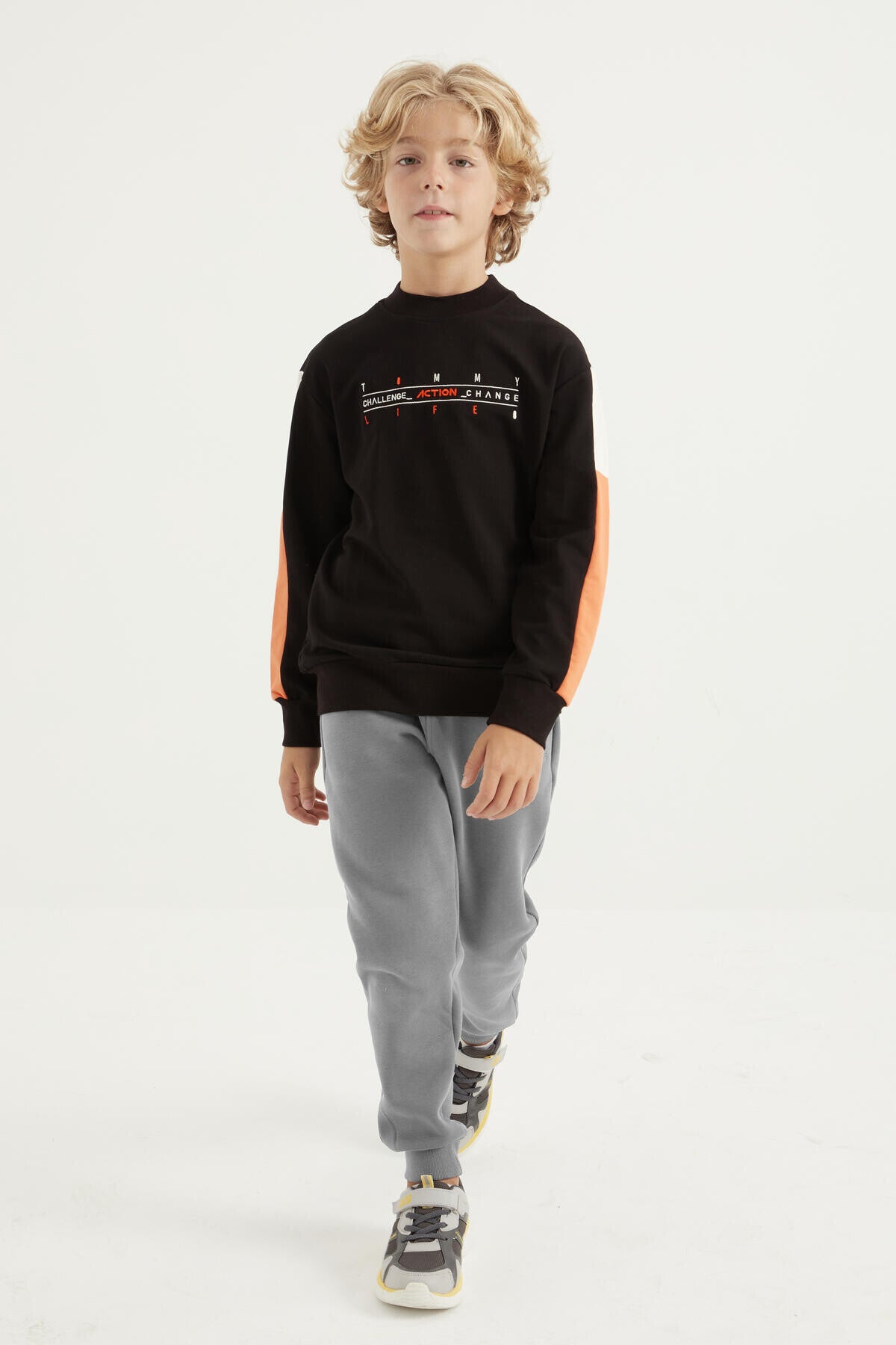 <tc>Sweatshirt garçon col rond avec broderie, détails à bandes et coupe standard - 11024</tc>