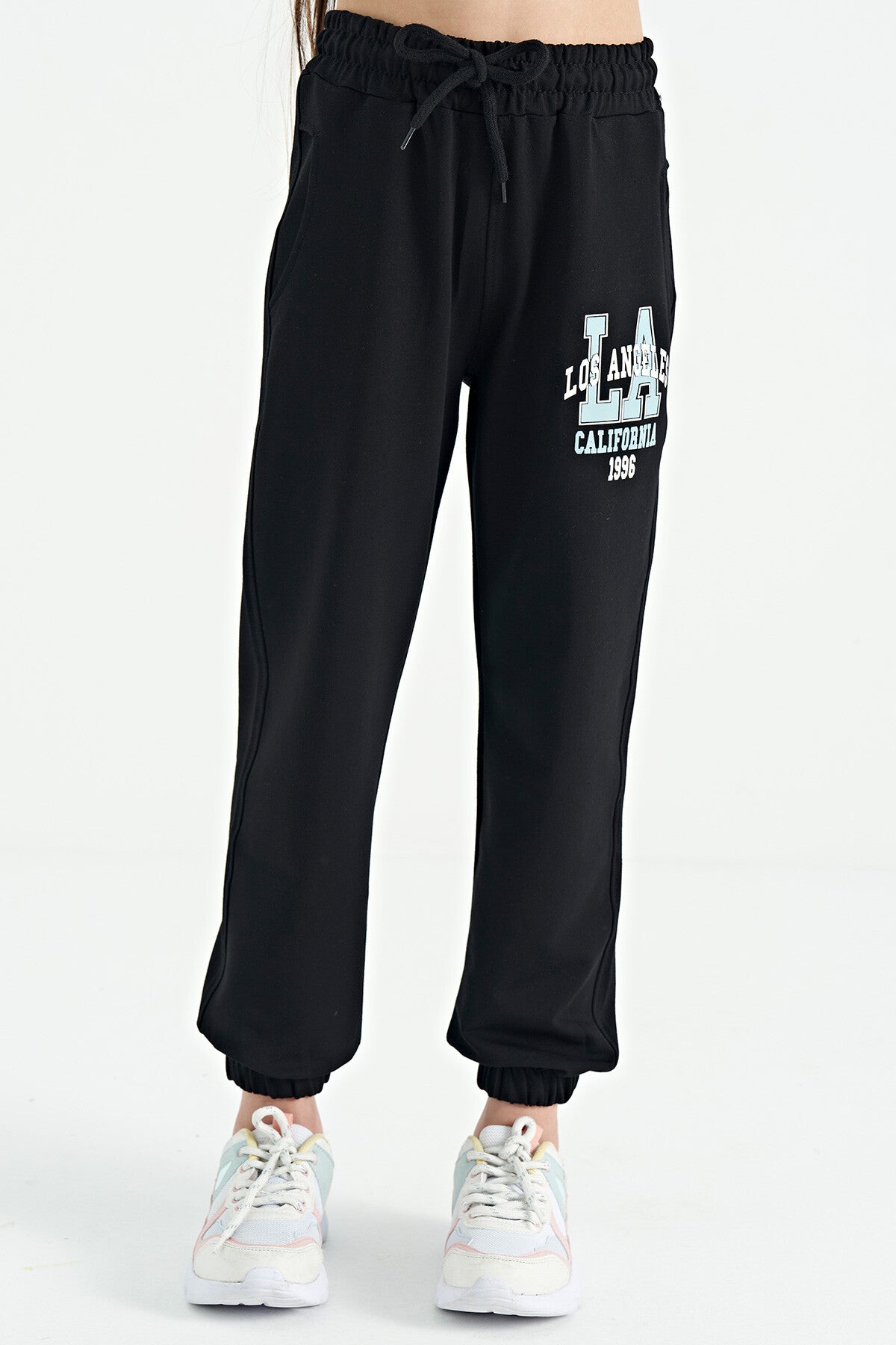 <tc>Pantalon de survêtement jogger fille avec broderie texte "neige", coupe standard - 75120</tc>