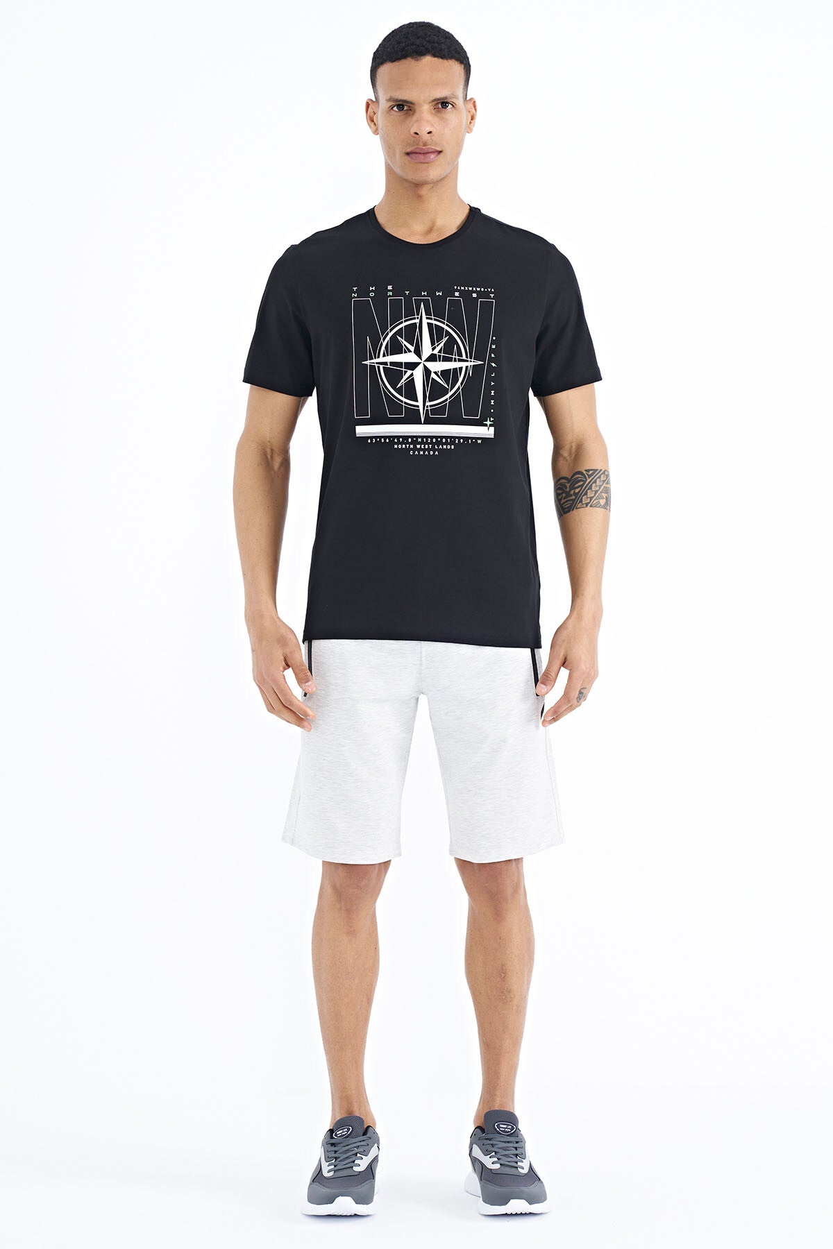 <tc>T-shirt pour homme à col rond, coupe standard, avec imprimé de texte et de boussole - 88173</tc>