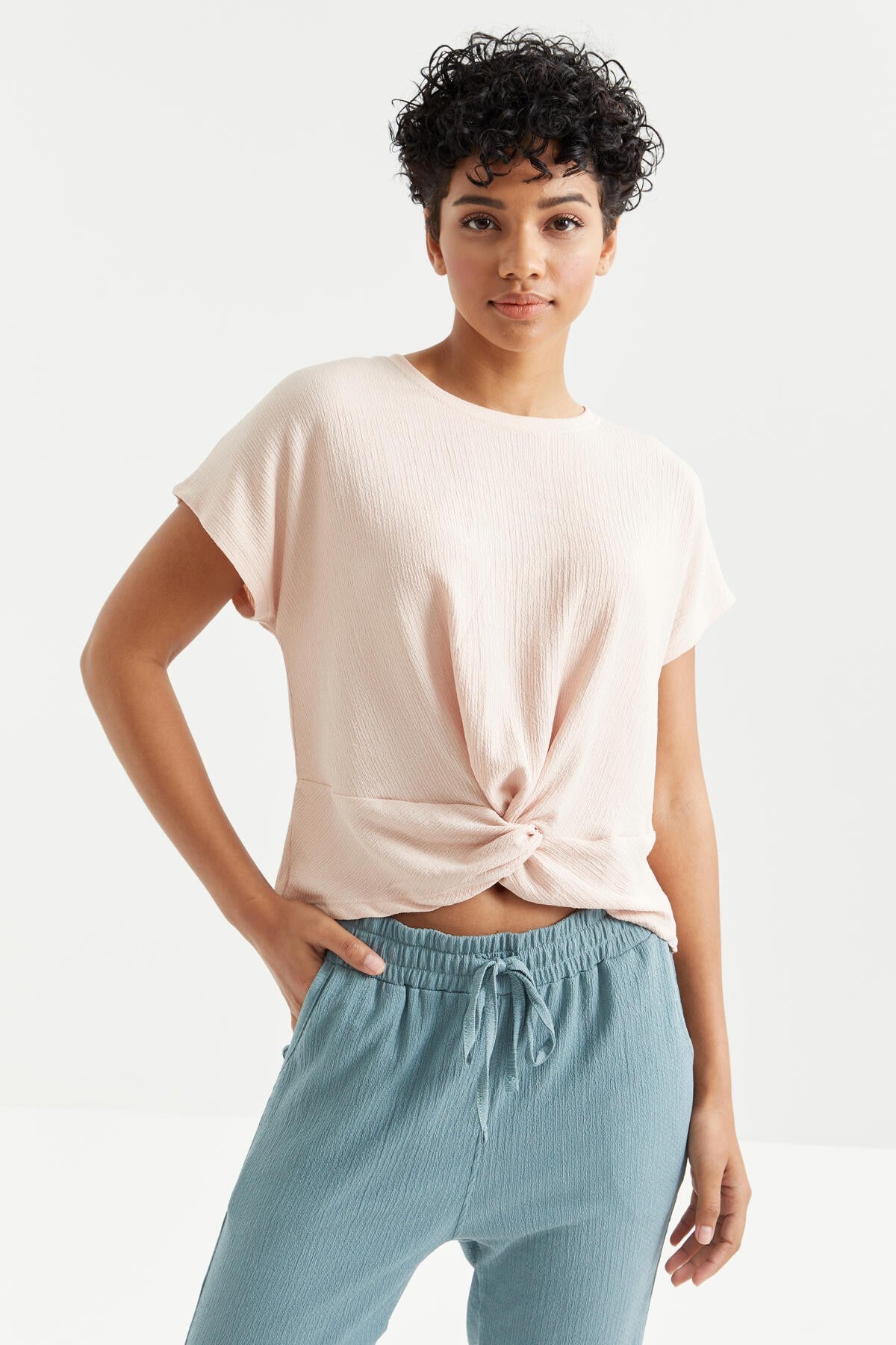 <tc>T-shirt crop femme col rond en tissu froncé avec détails de fronces à l'avant - 97228</tc>