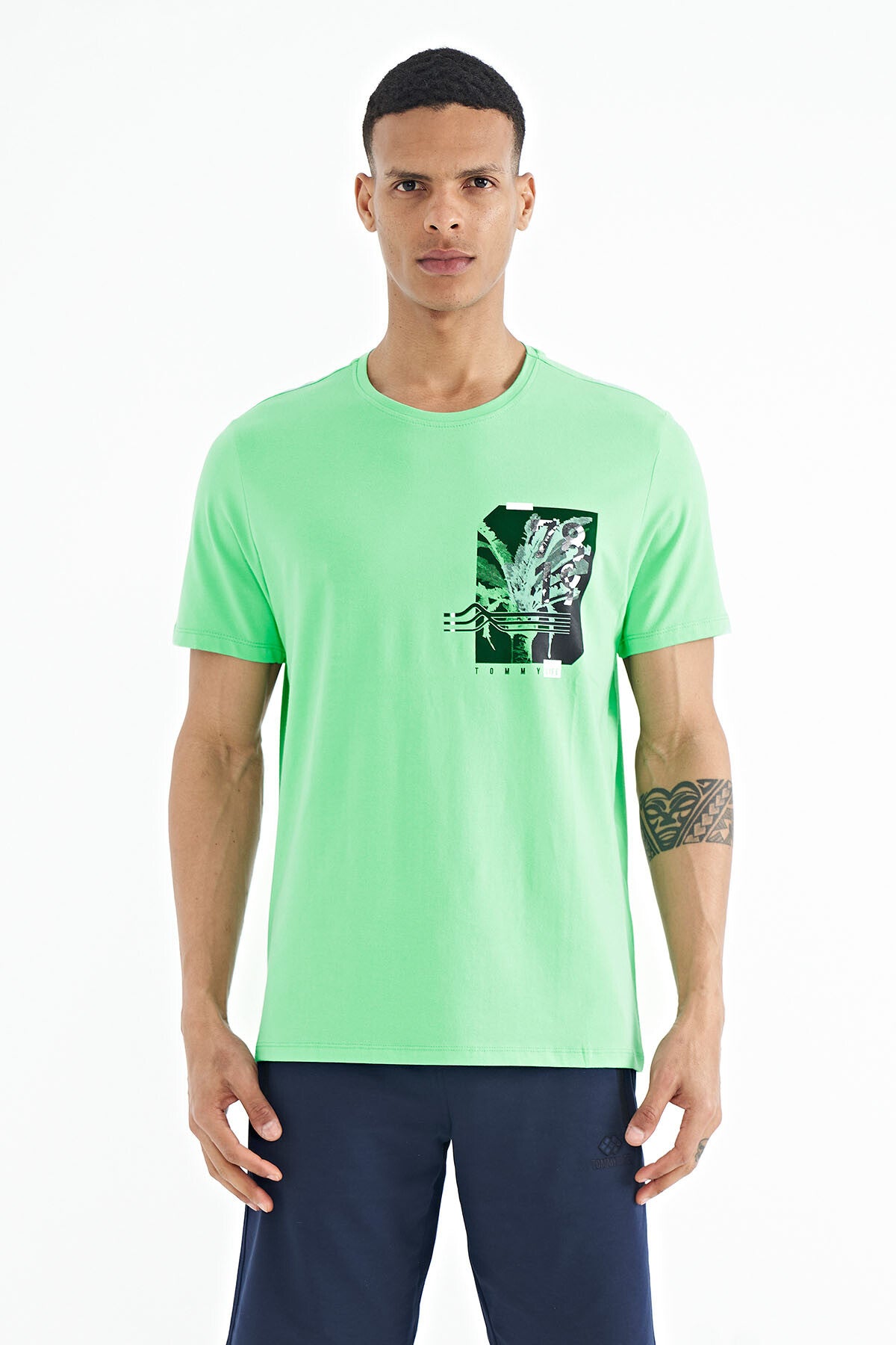 <tc>T-shirt pour homme à coupe standard, avec imprimé devant et derrière - 88233</tc>