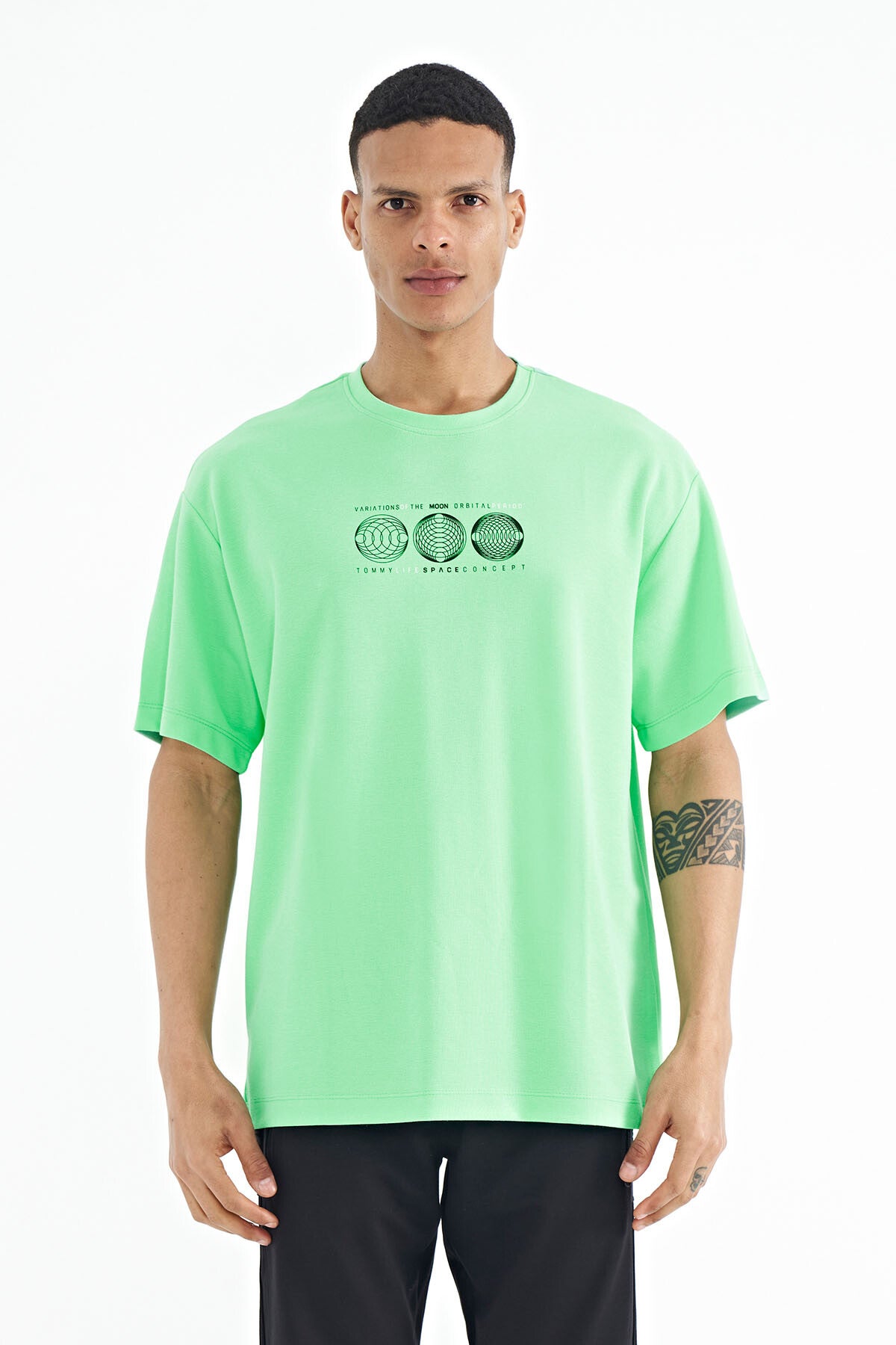 <tc>T-shirt oversize pour homme à col rond, avec imprimé devant et derrière - 88224</tc>