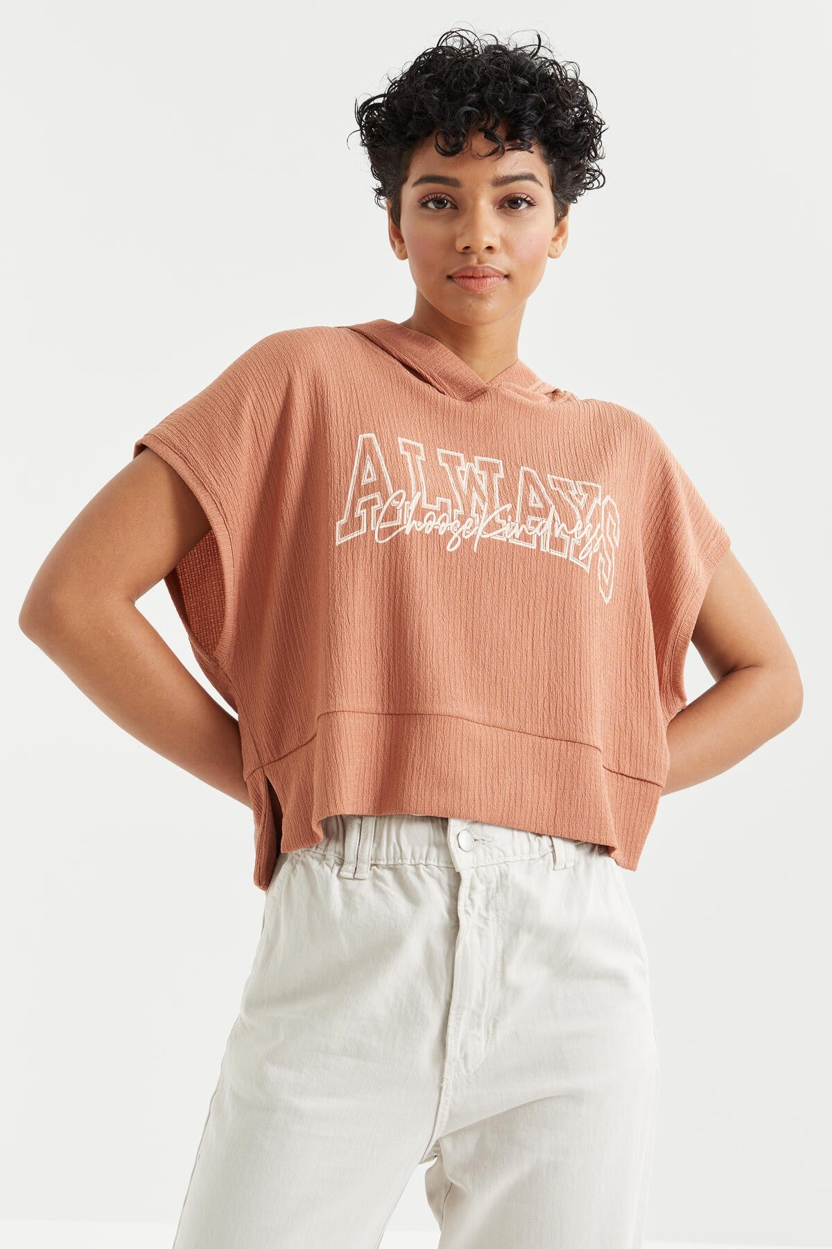 yazi baskili kapüşonlu oversize bürümcük kumaş kadin crop top t-shirt - 97229