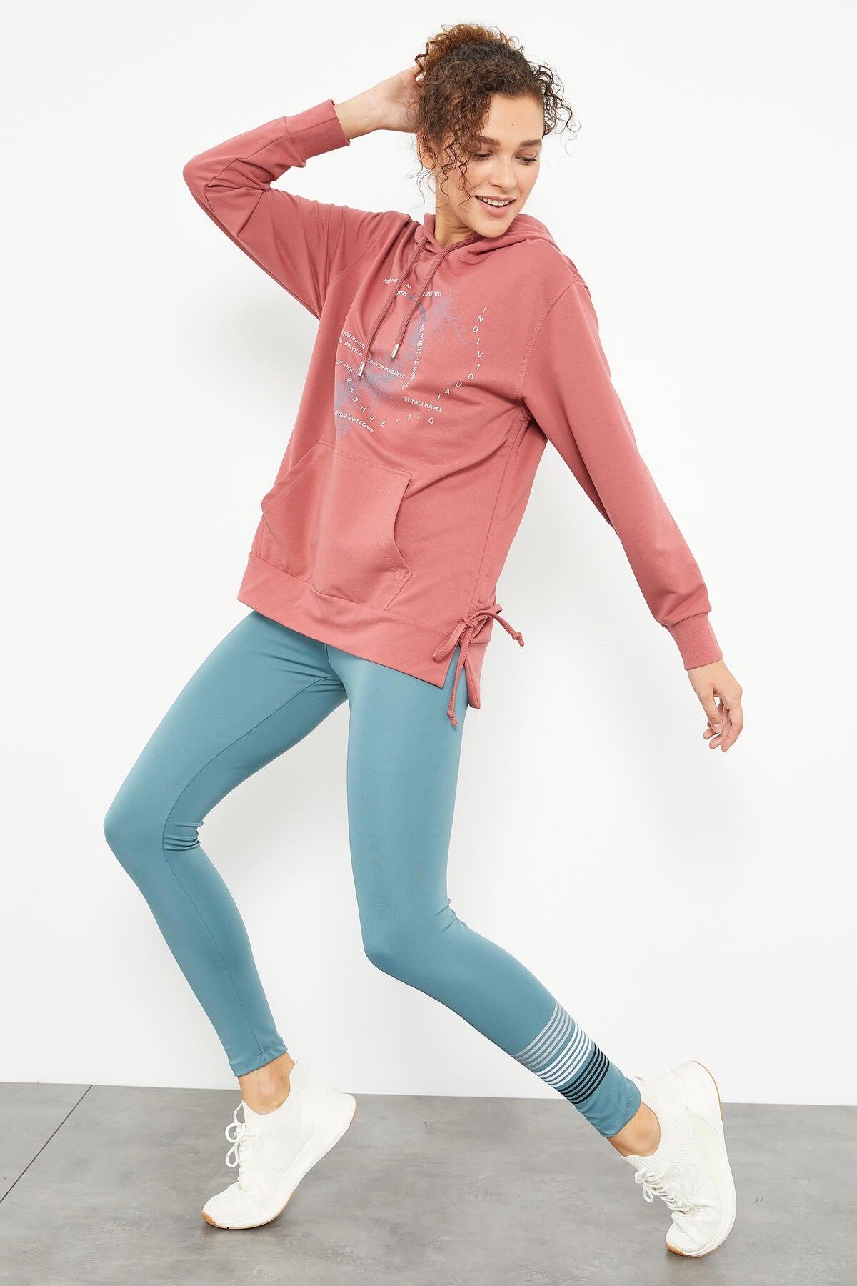 karişik yazi baskili yan büzgülü kadin oversize sweatshirt - 97170