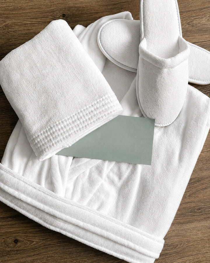 Pack Individuel Velours – Peignoir, Serviette et Pantoufles Assortis