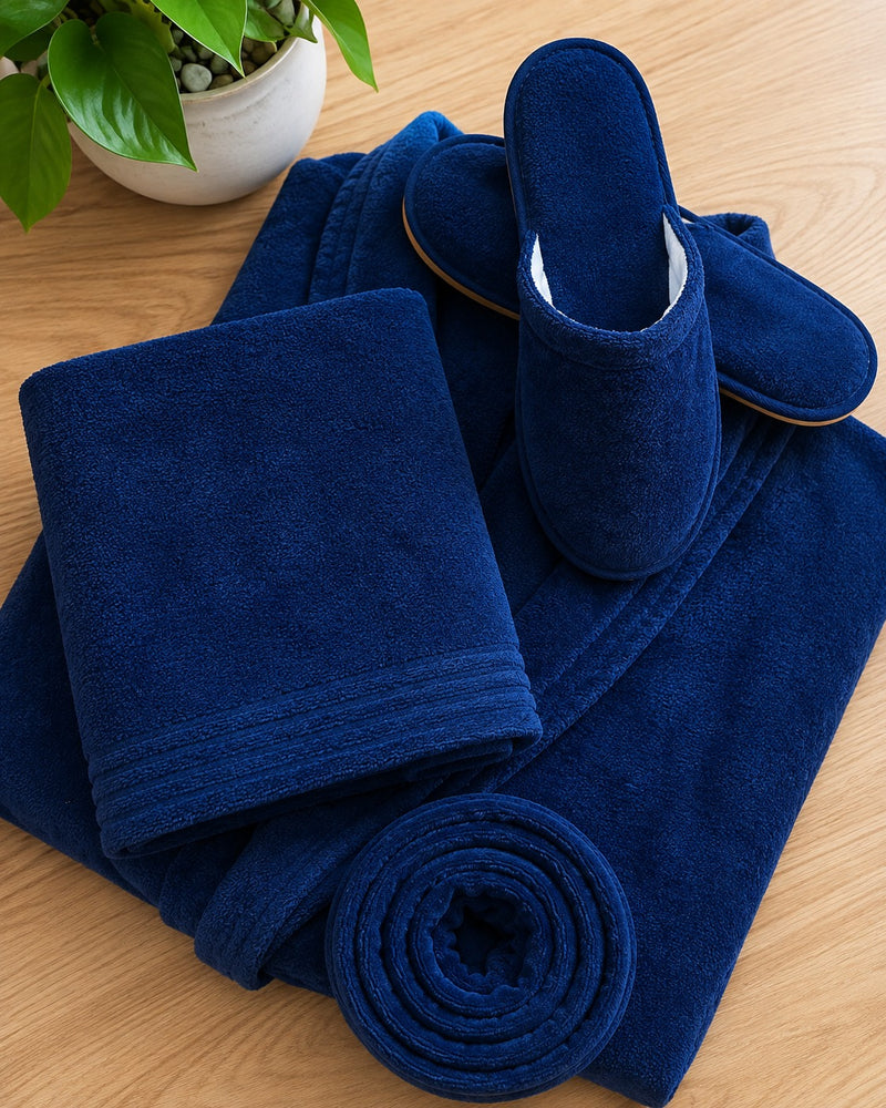 Pack Individuel Velours – Peignoir, Serviette et Pantoufles Assortis