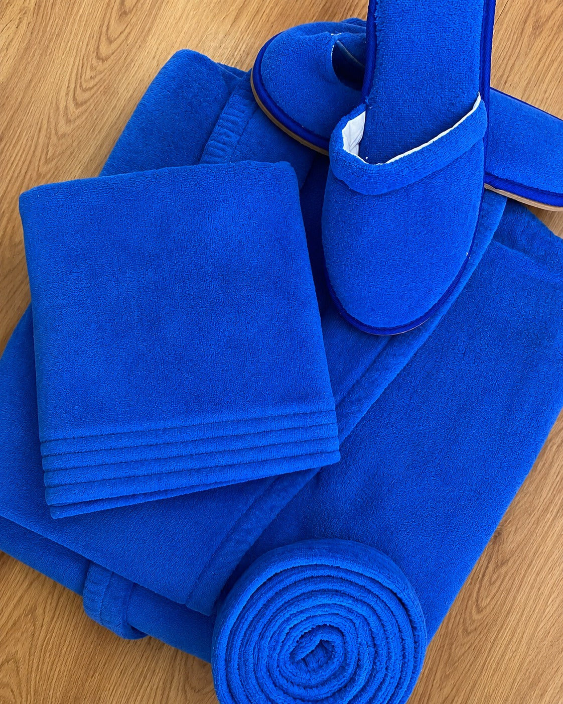 Pack Individuel Velours – Peignoir, Serviette et Pantoufles Assortis