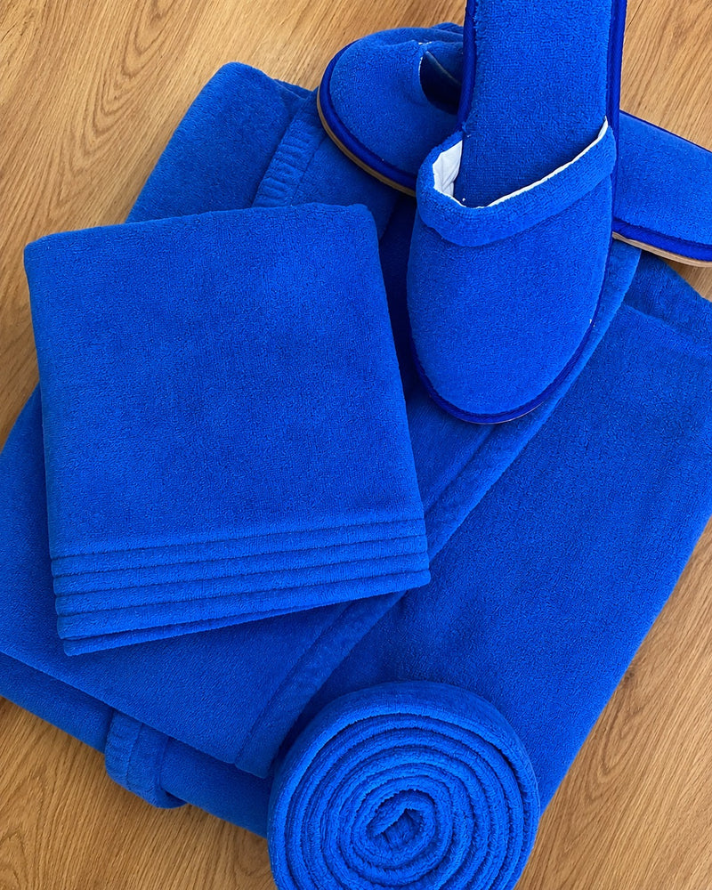 Pack Individuel Velours – Peignoir, Serviette et Pantoufles Assortis
