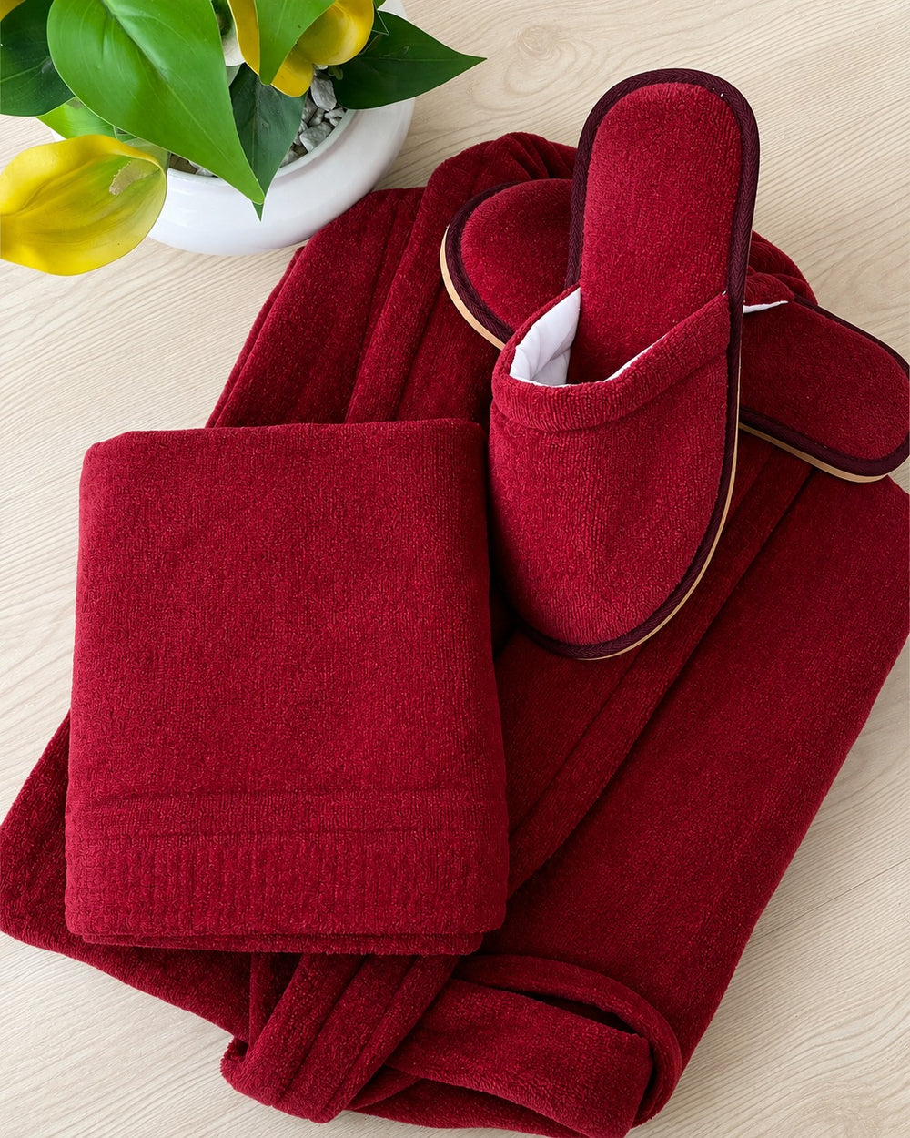 Pack Individuel Velours – Peignoir, Serviette et Pantoufles Assortis